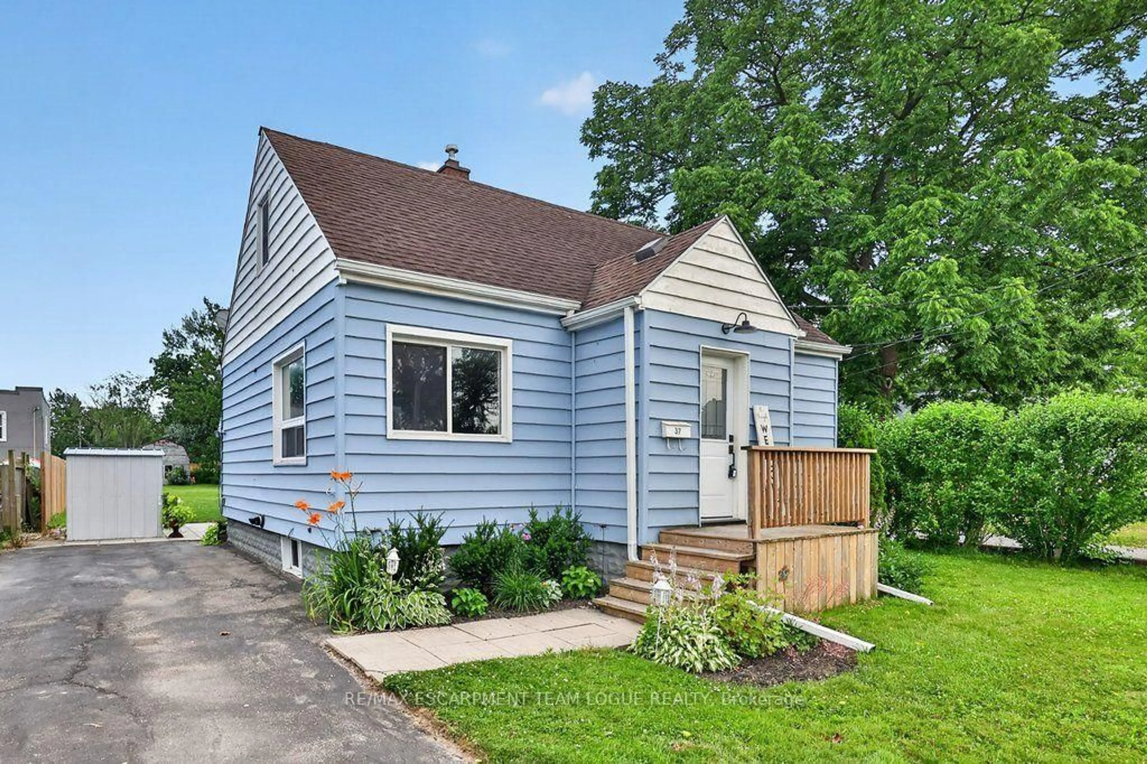 Home with vinyl exterior material, street for 37 THOROLD Rd, Welland Ontario L3C 3T5