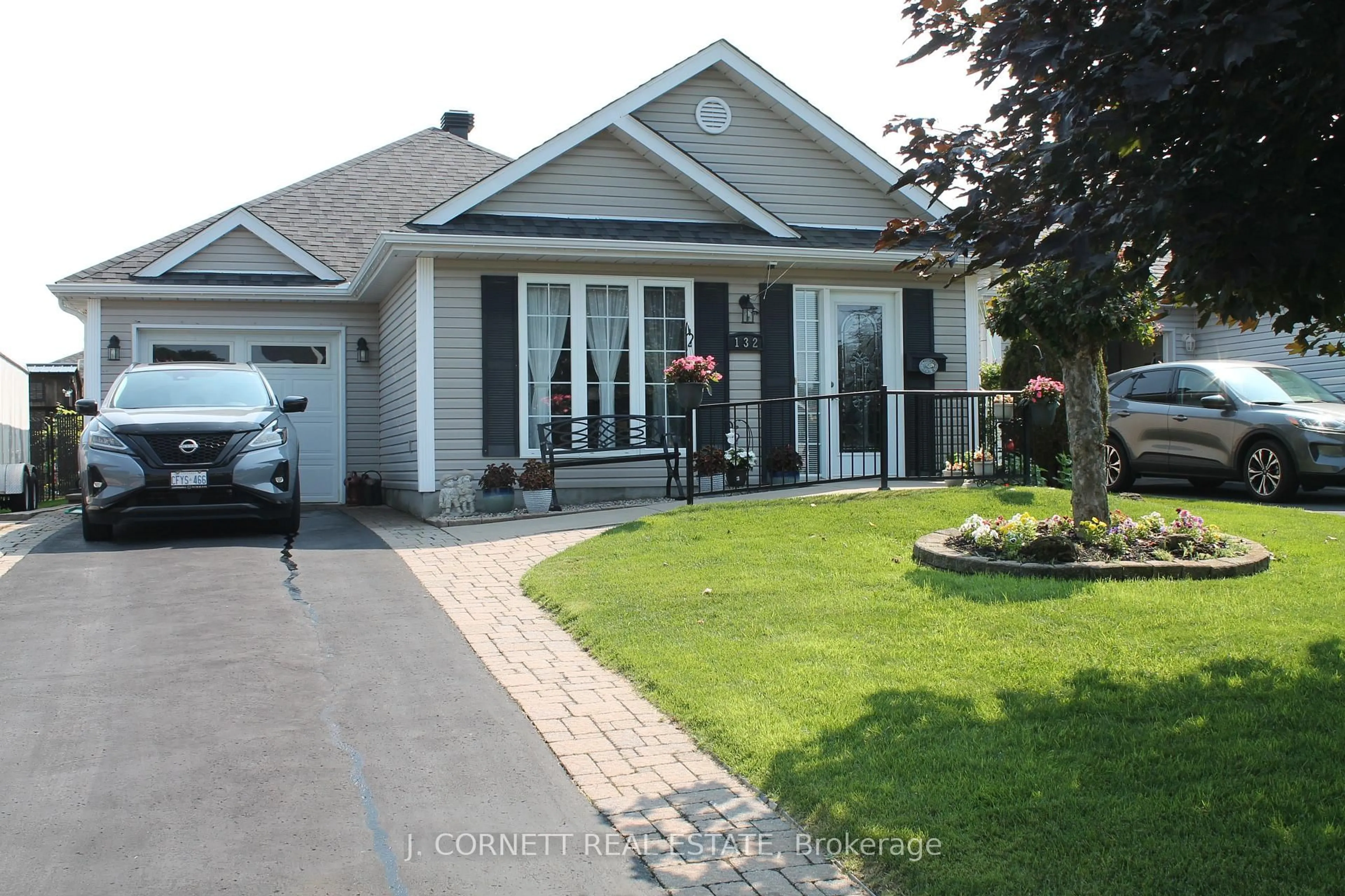Home with vinyl exterior material, street for 132 Dunbar Ave, Cornwall Ontario K6H 7P4