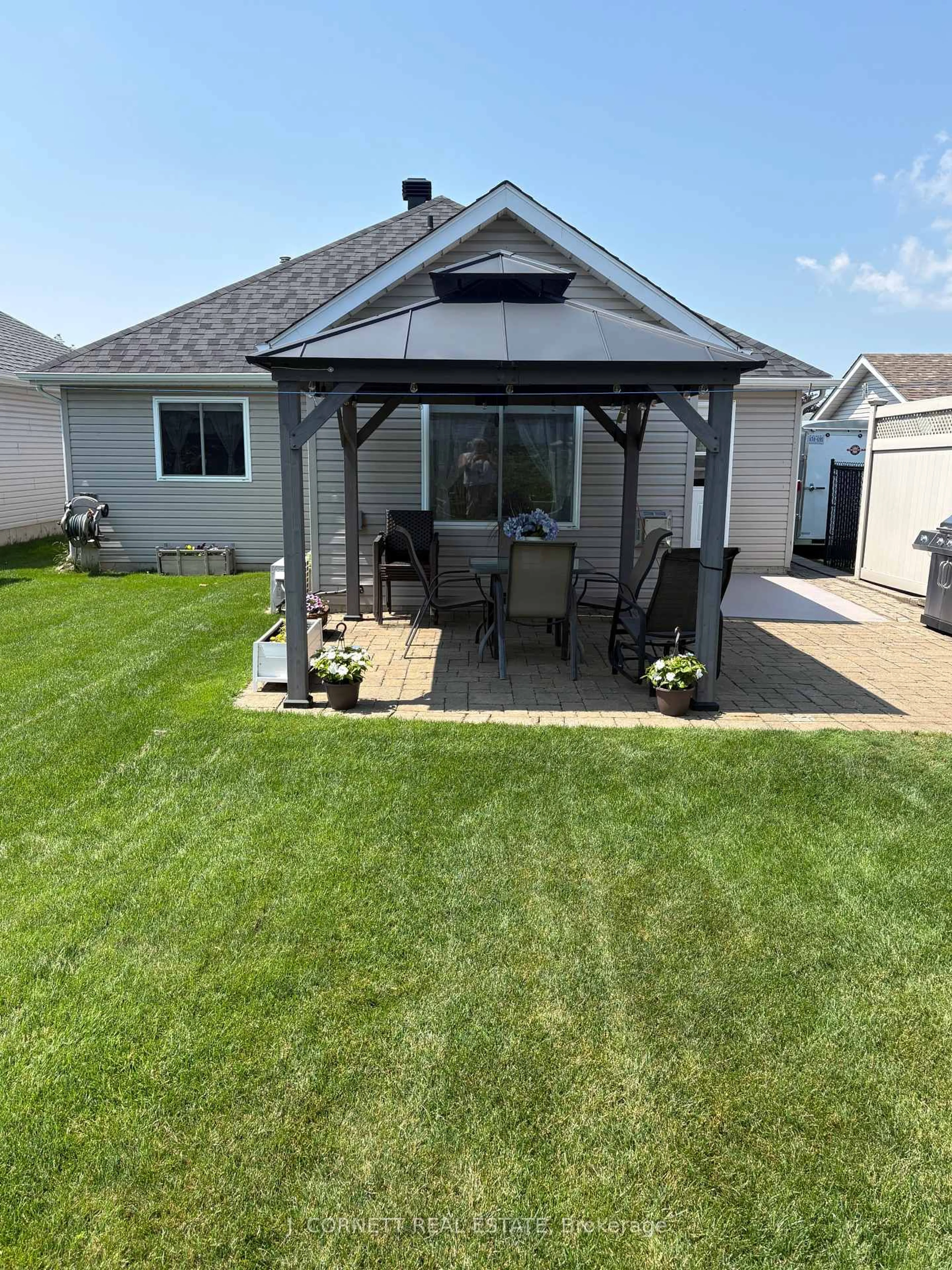 Patio, street for 132 Dunbar Ave, Cornwall Ontario K6H 7P4