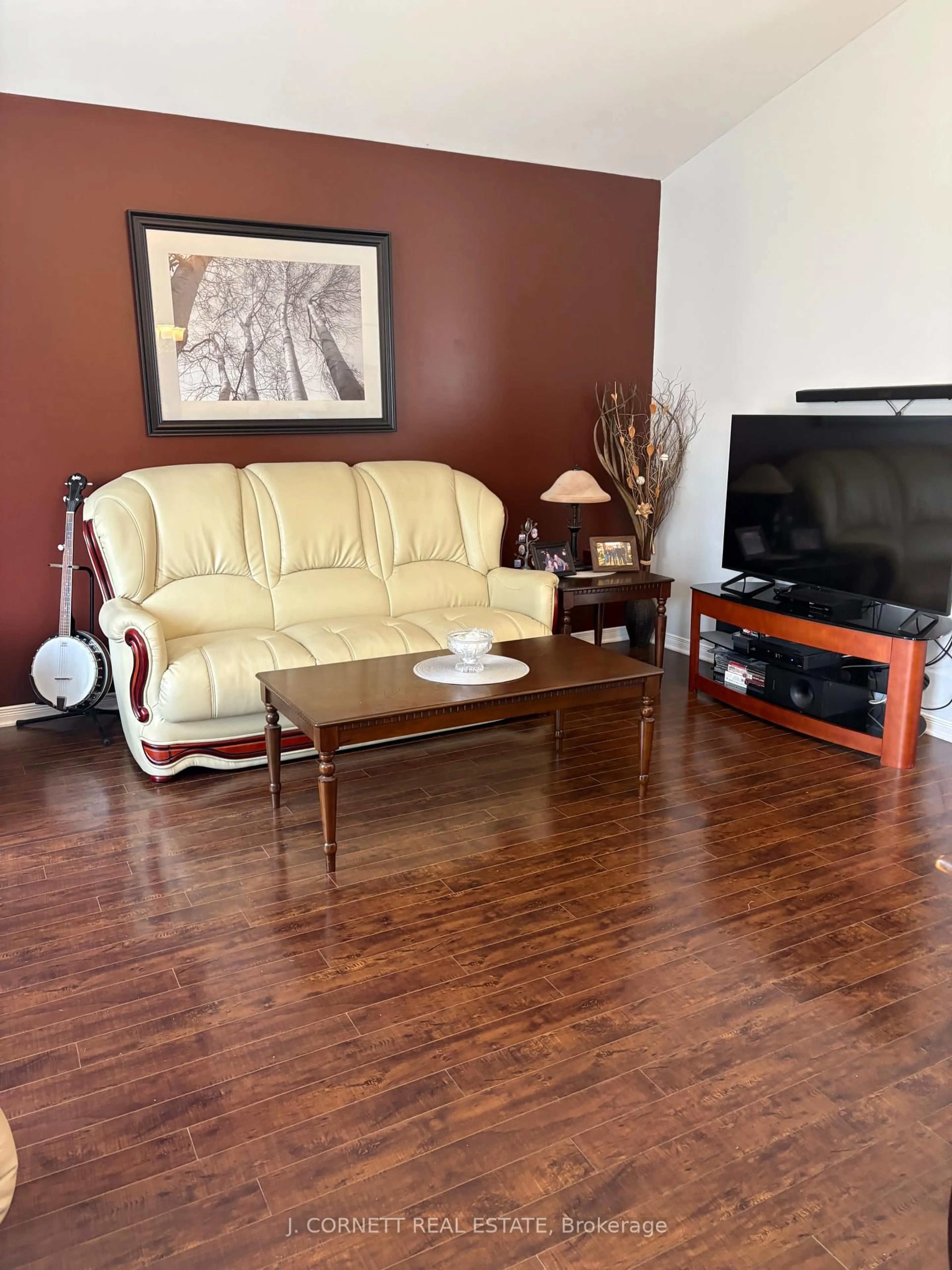 Living room with furniture, wood/laminate floor for 132 Dunbar Ave, Cornwall Ontario K6H 7P4