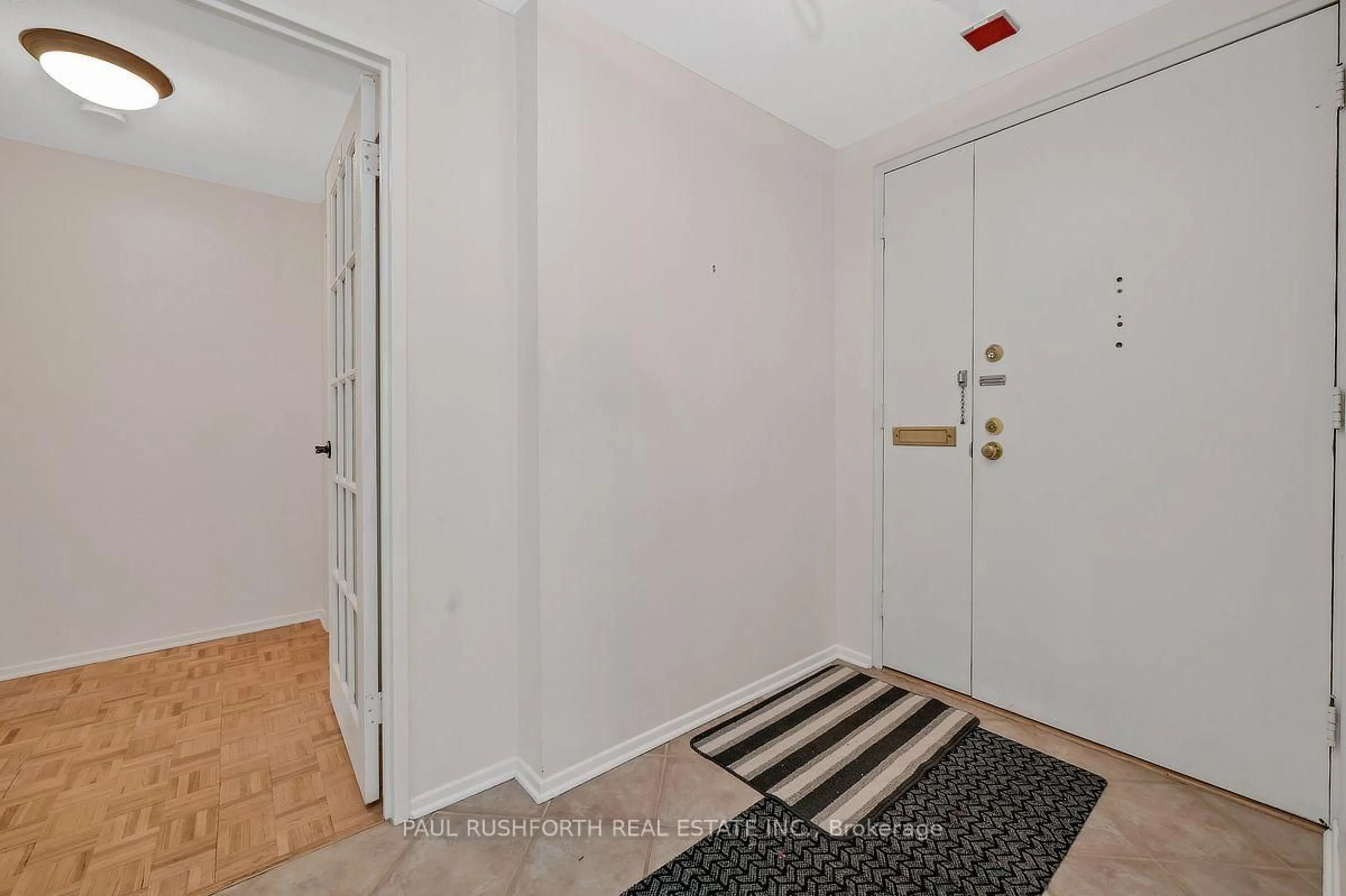 Indoor entryway for 1356 Meadowlands Dr #201, Ottawa Ontario K2E 6K6
