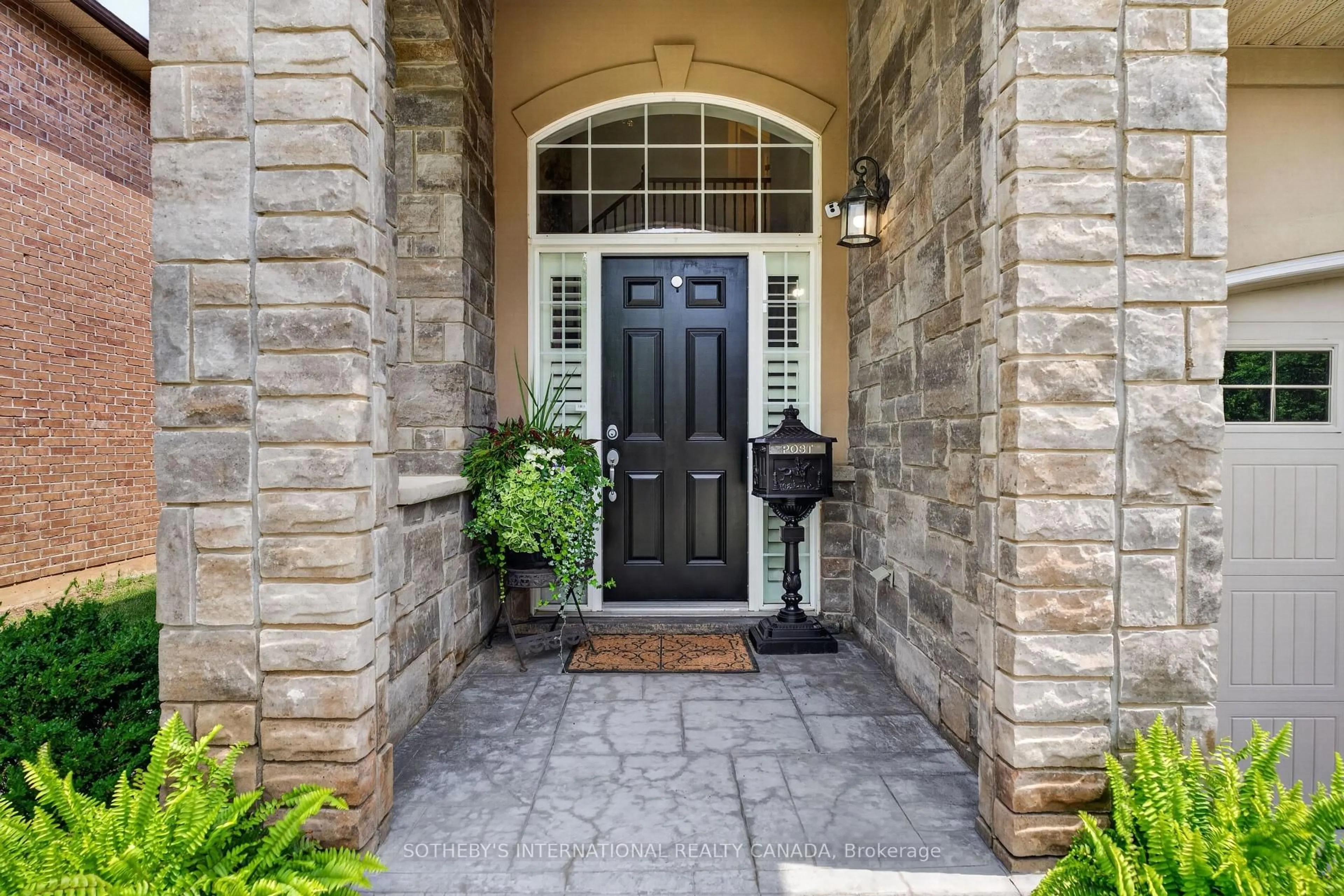 Indoor entryway for 39 Maplevale Dr, Hamilton Ontario L9G 0C3