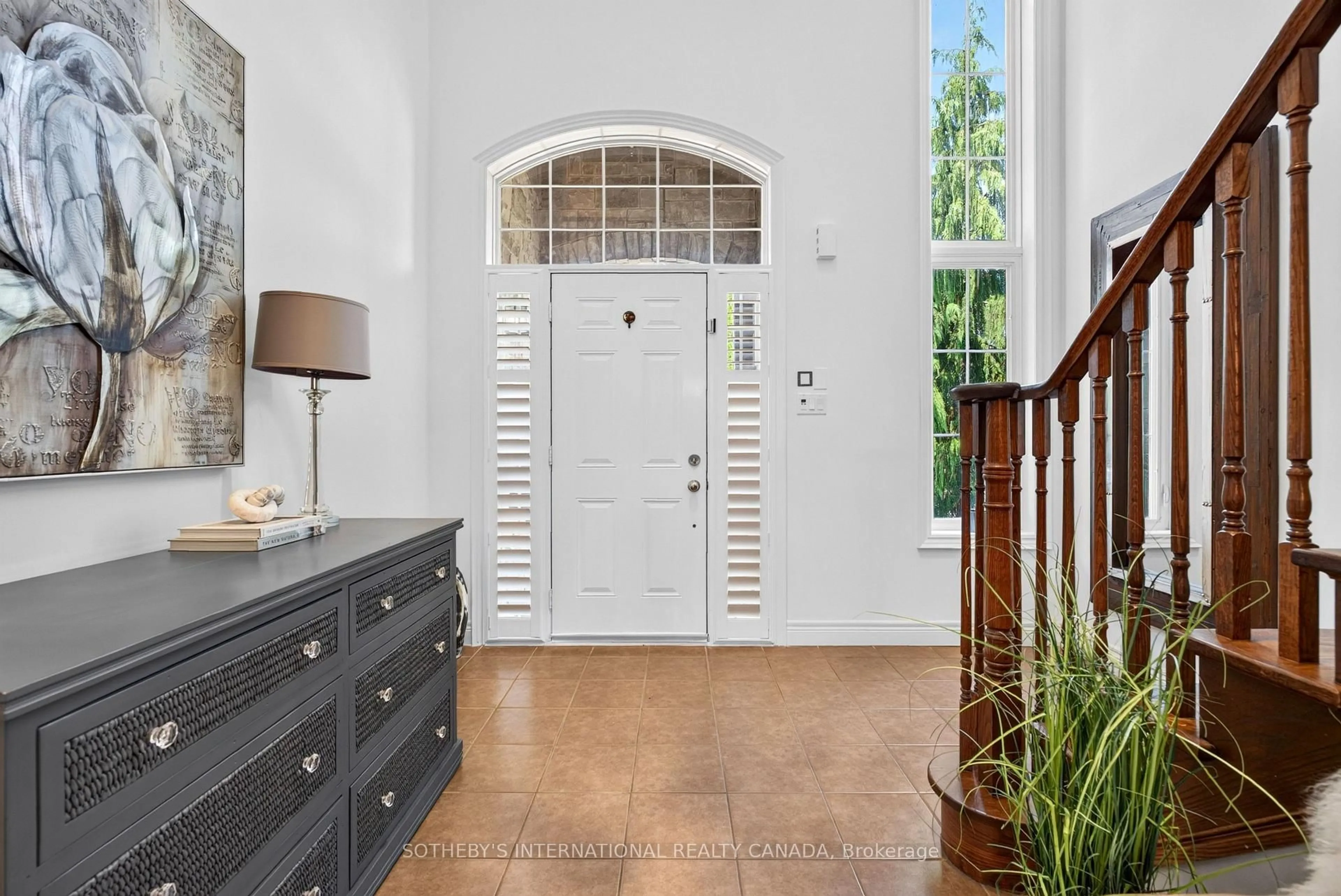 Indoor entryway for 39 Maplevale Dr, Hamilton Ontario L9G 0C3