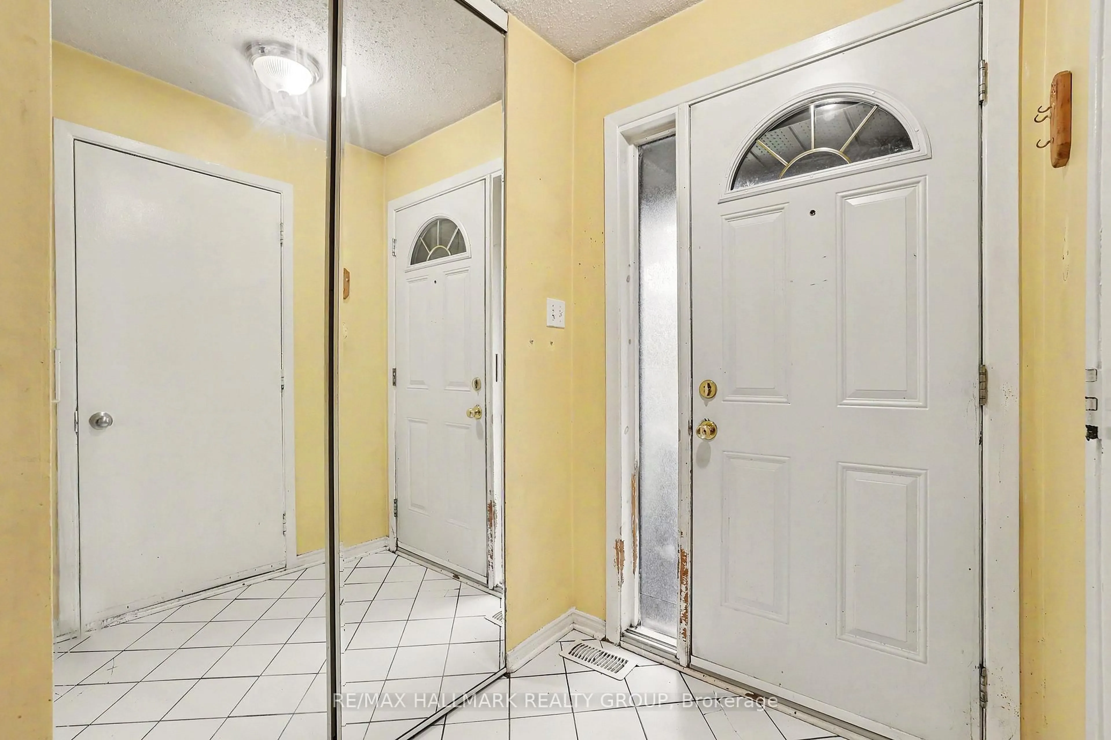 Indoor entryway for 277 Pickford Dr, Kanata Ontario K2L 3E3