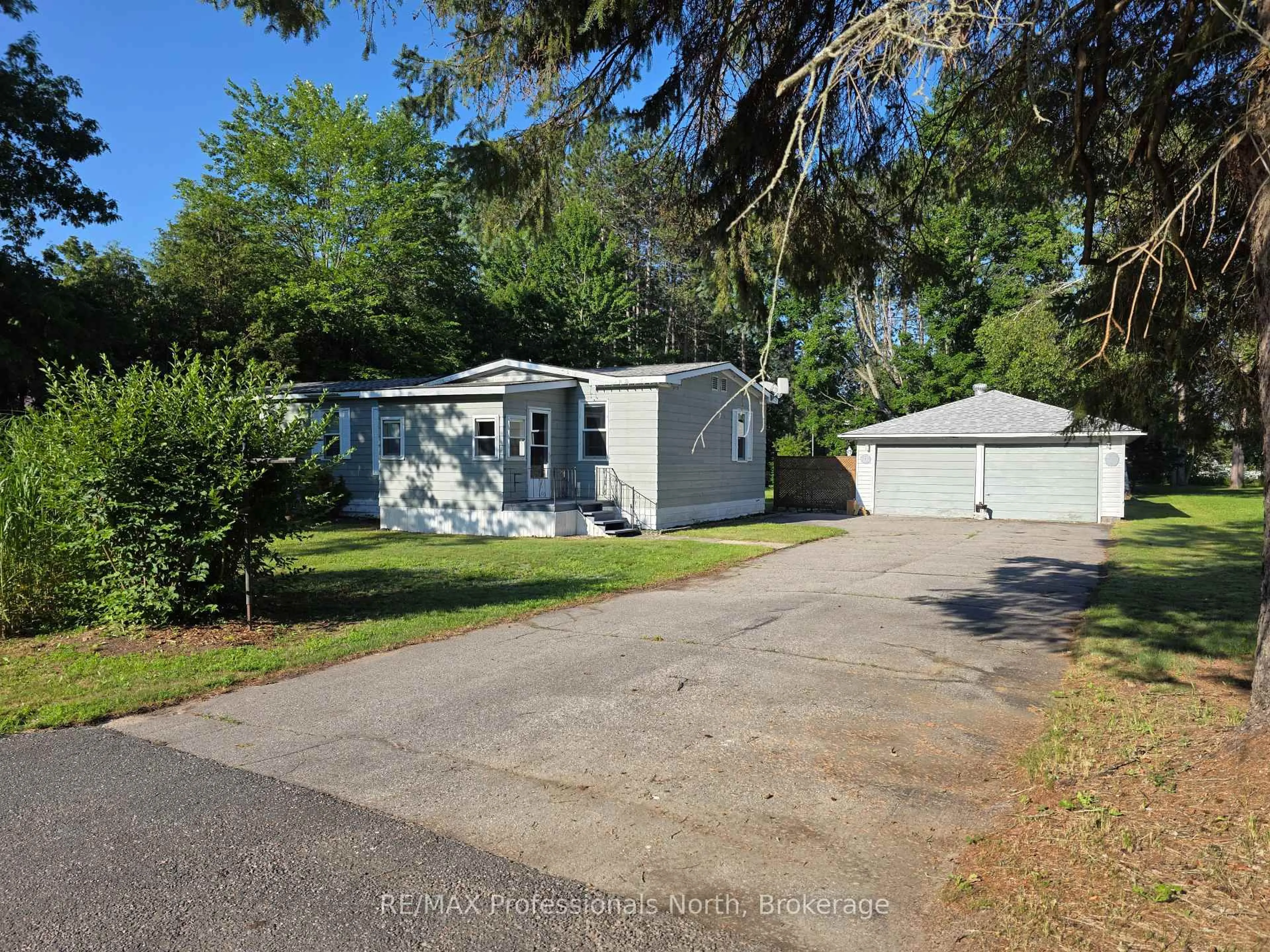 A pic from outside/outdoor area/front of a property/back of a property/a pic from drone, street for 1024 Lutterworth Pines Rd, Minden Hills Ontario K0M 2K0