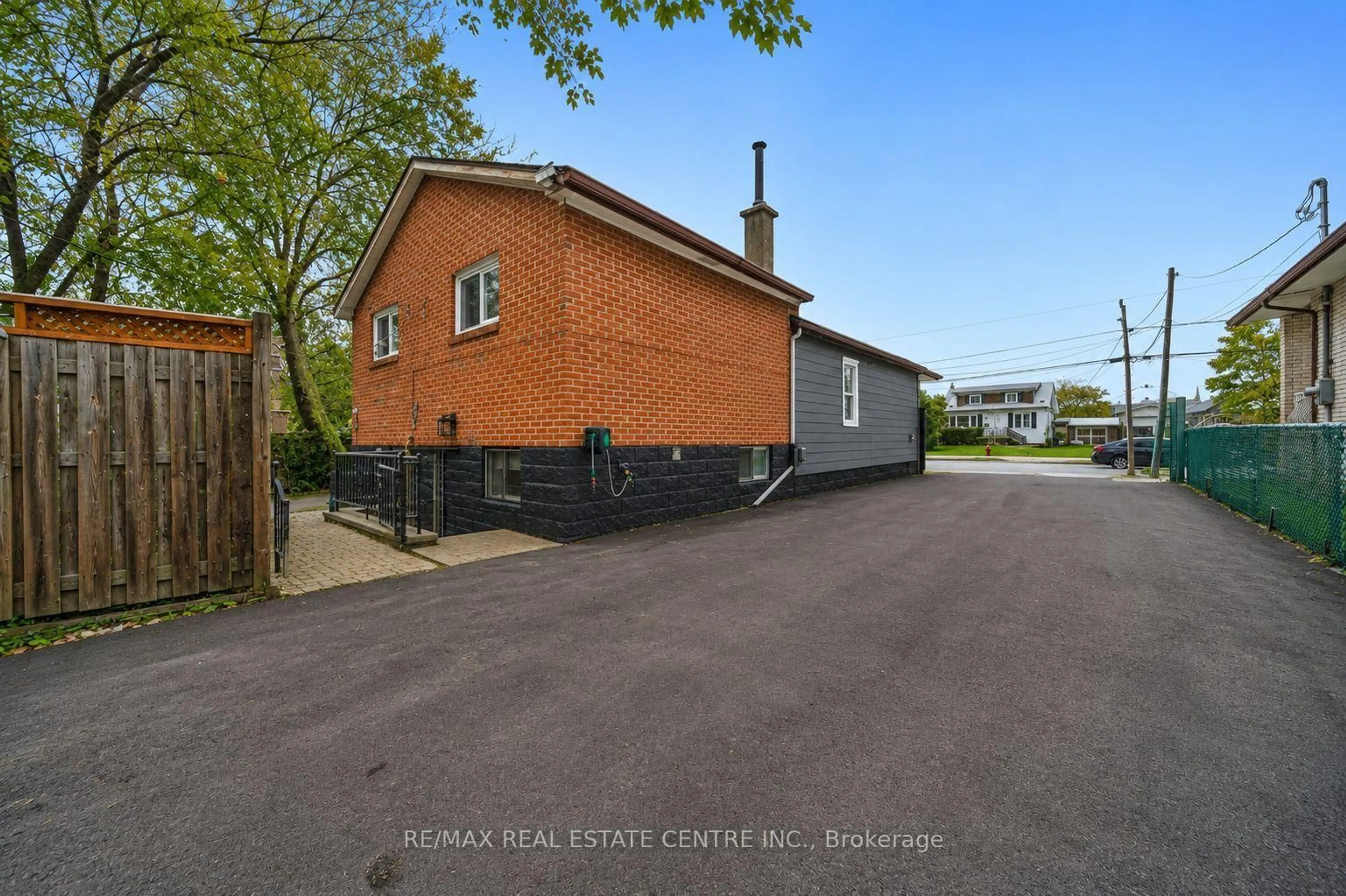 A pic from outside/outdoor area/front of a property/back of a property/a pic from drone, street for 191 Margaret Ave, Hamilton Ontario L8E 2H6