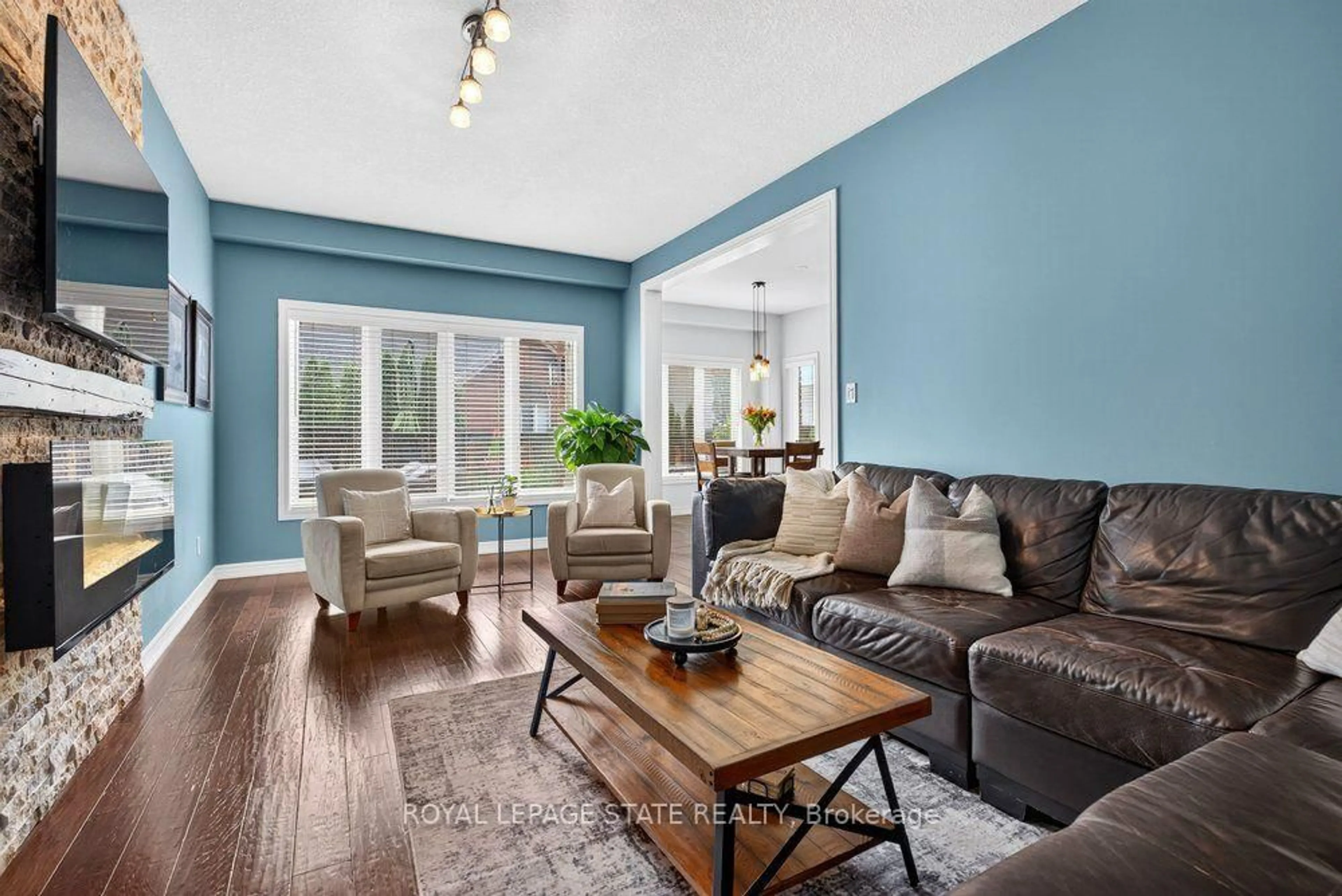 Living room with furniture, wood/laminate floor for 17 Udell Way, Grimsby Ontario L3M 0A5