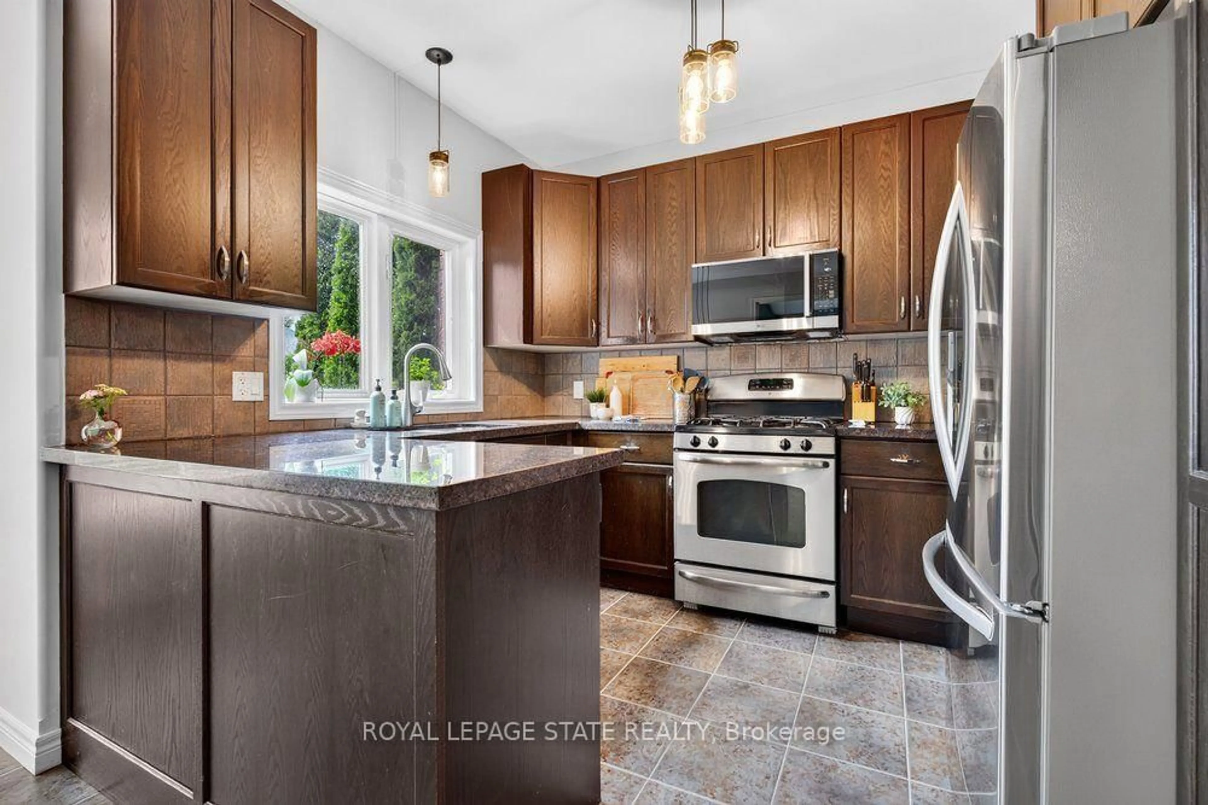 Open concept kitchen, unknown for 17 Udell Way, Grimsby Ontario L3M 0A5