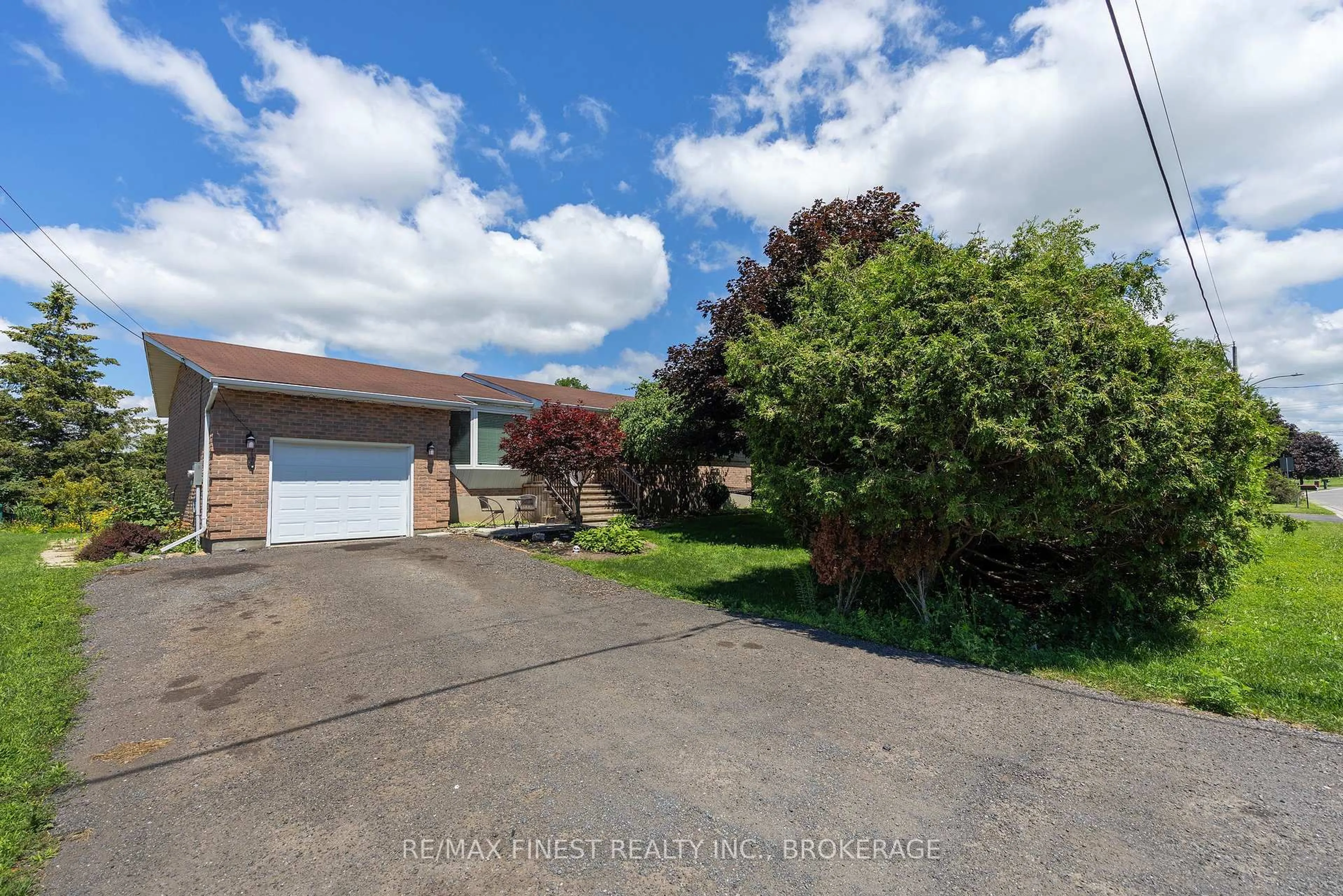 A pic from outside/outdoor area/front of a property/back of a property/a pic from drone, street for 10 SHANE St, Bissett Creek Ontario K0H 2H0