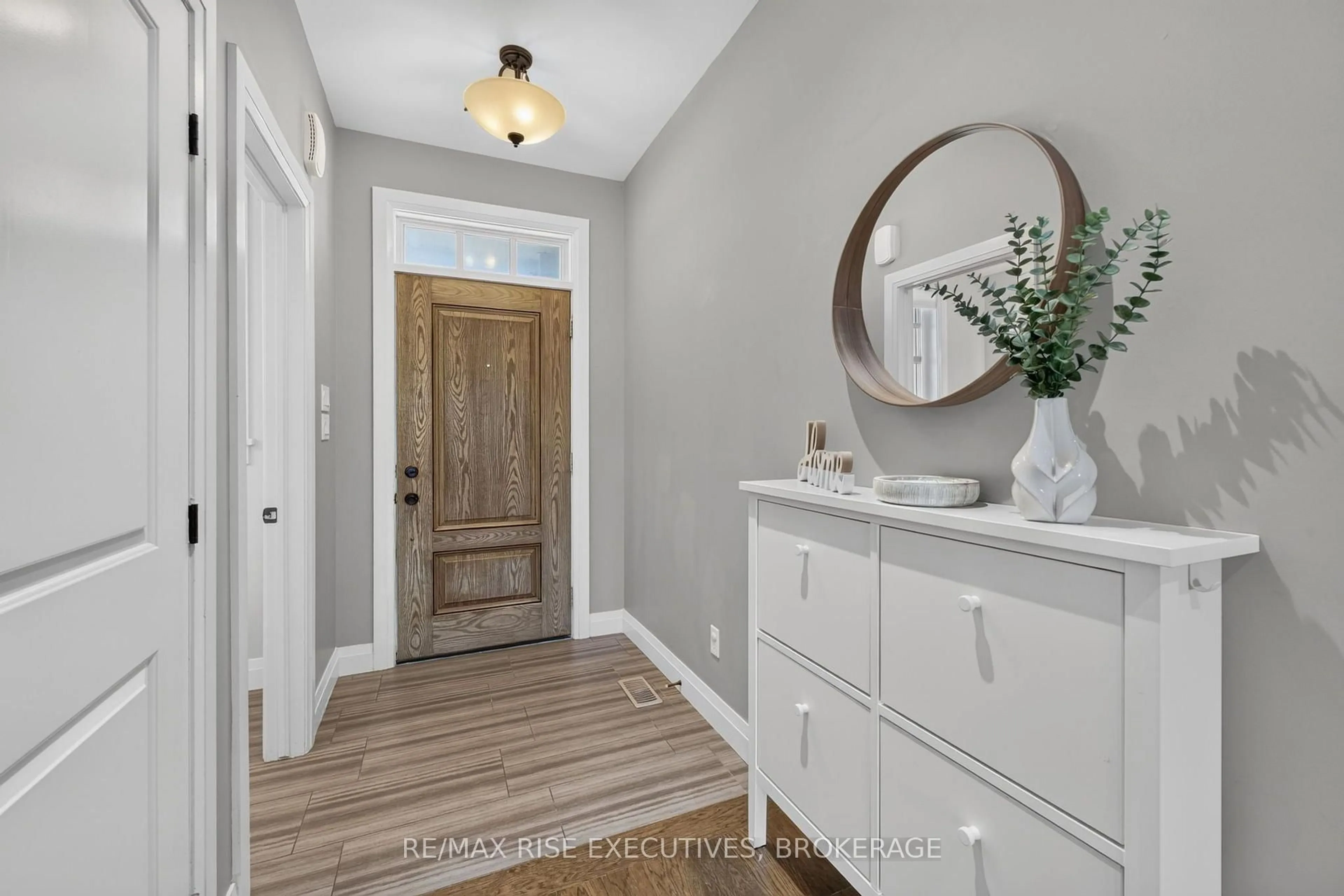 Indoor entryway for 1454 Evergreen Dr, Kingston Ontario K7P 0N1