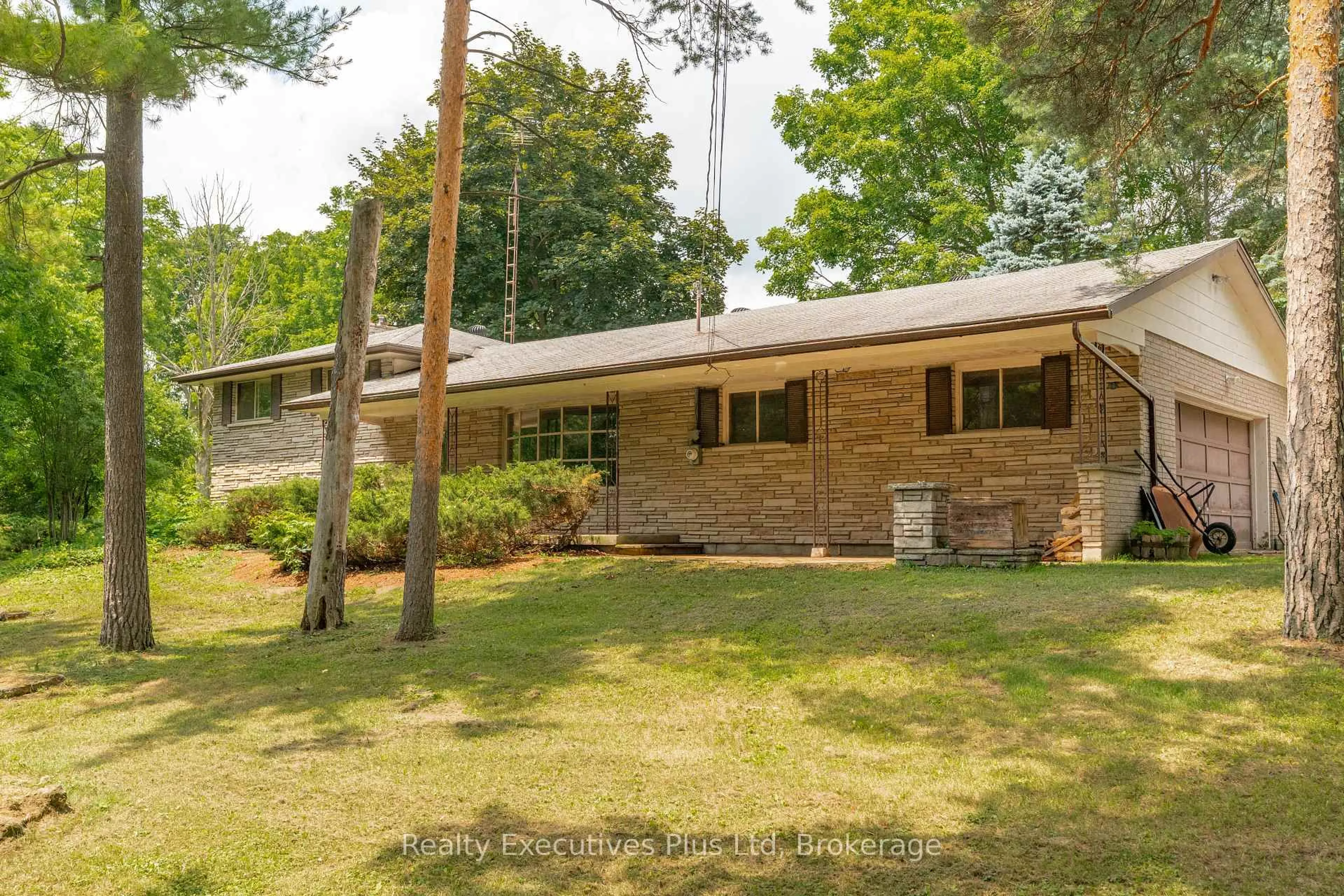 Home with brick exterior material, unknown for 7850 Highway 7 Highway, Guelph/Eramosa Ontario N1H 6H8