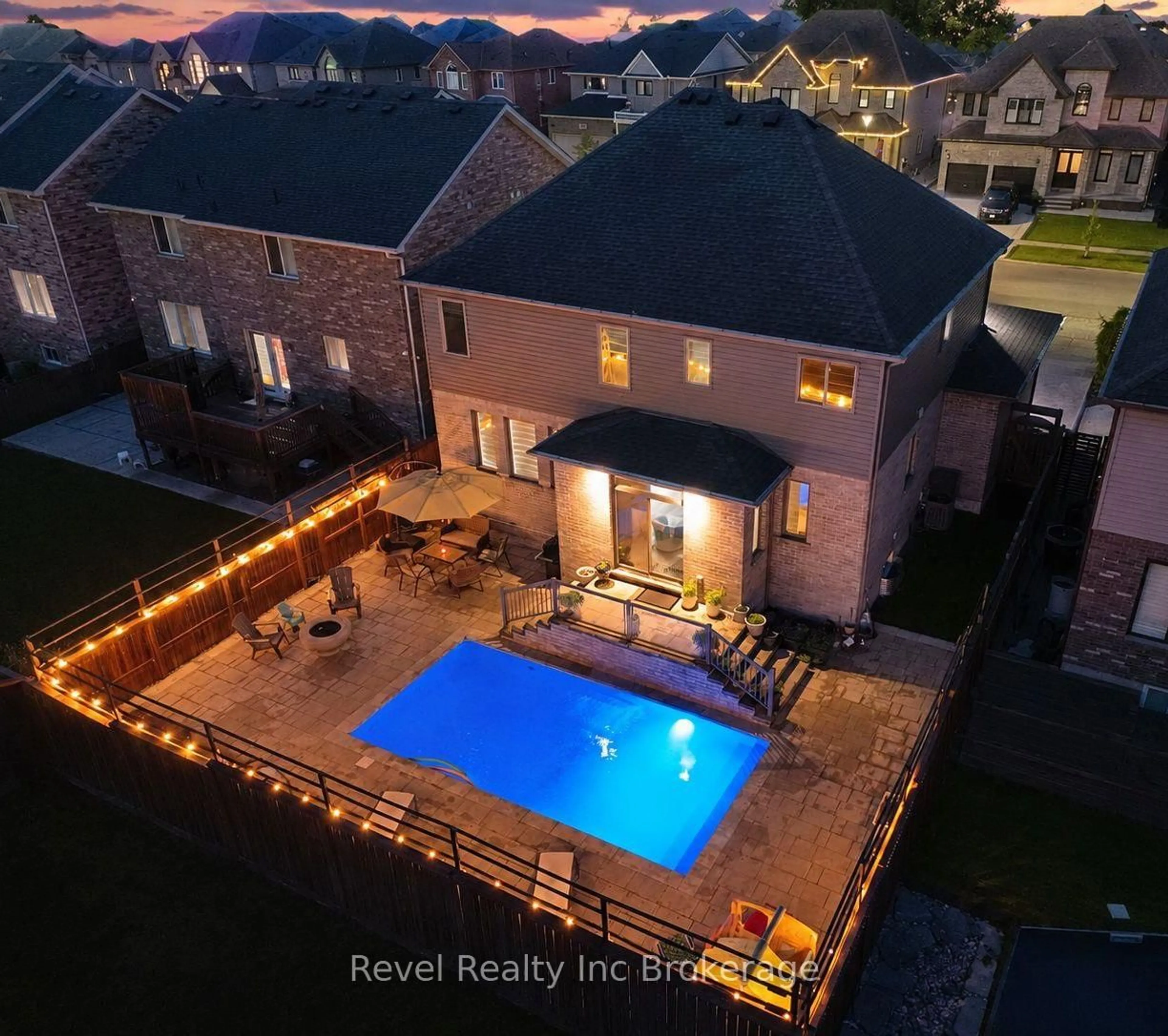 A pic from outside/outdoor area/front of a property/back of a property/a pic from drone, unknown for 805 Halifax Rd, Woodstock Ontario N4T 0C6