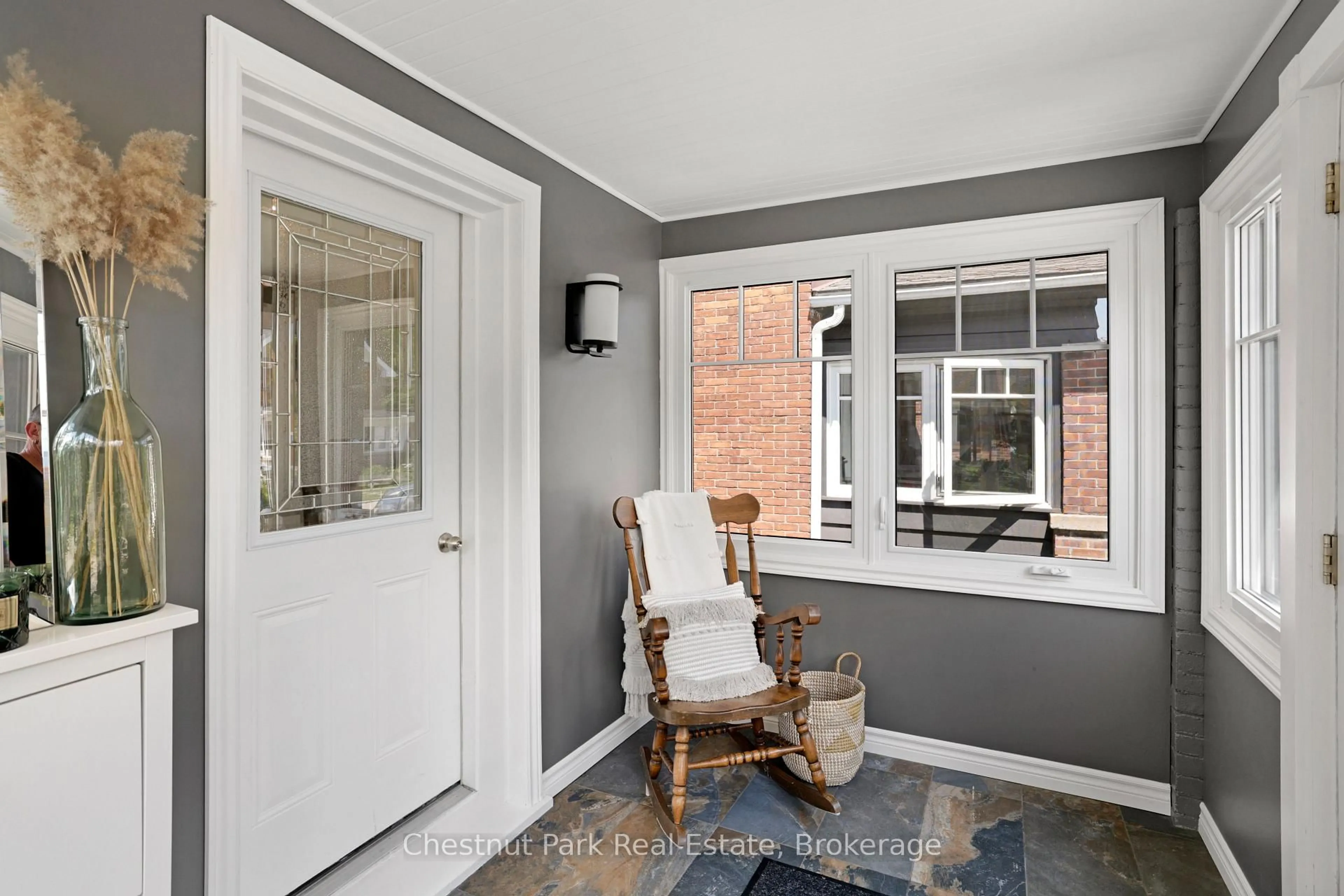 Indoor entryway for 1208 3rd Avenue A, Owen Sound Ontario N4K 4T7