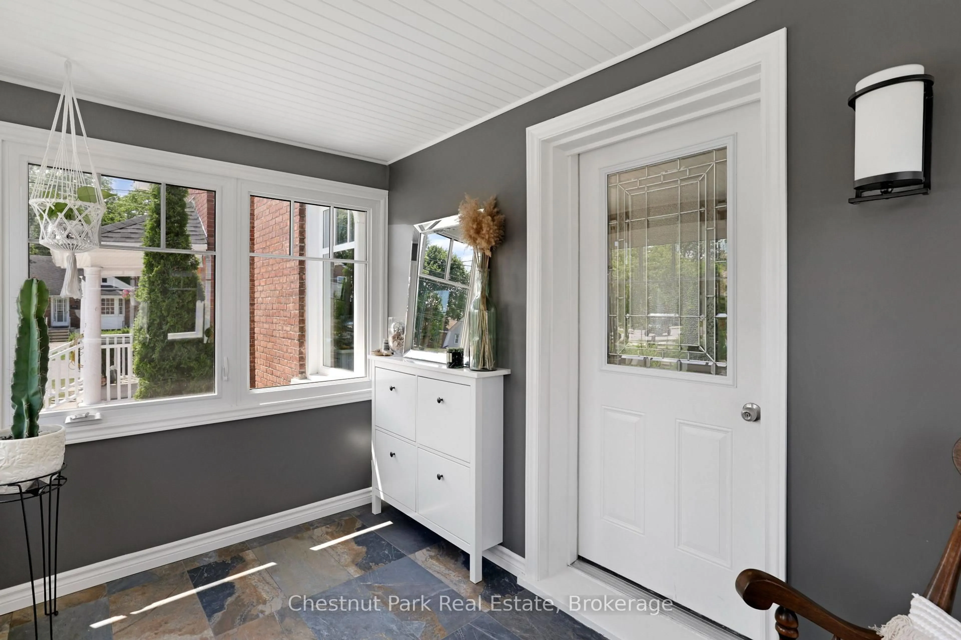 Indoor entryway for 1208 3rd Avenue A, Owen Sound Ontario N4K 4T7