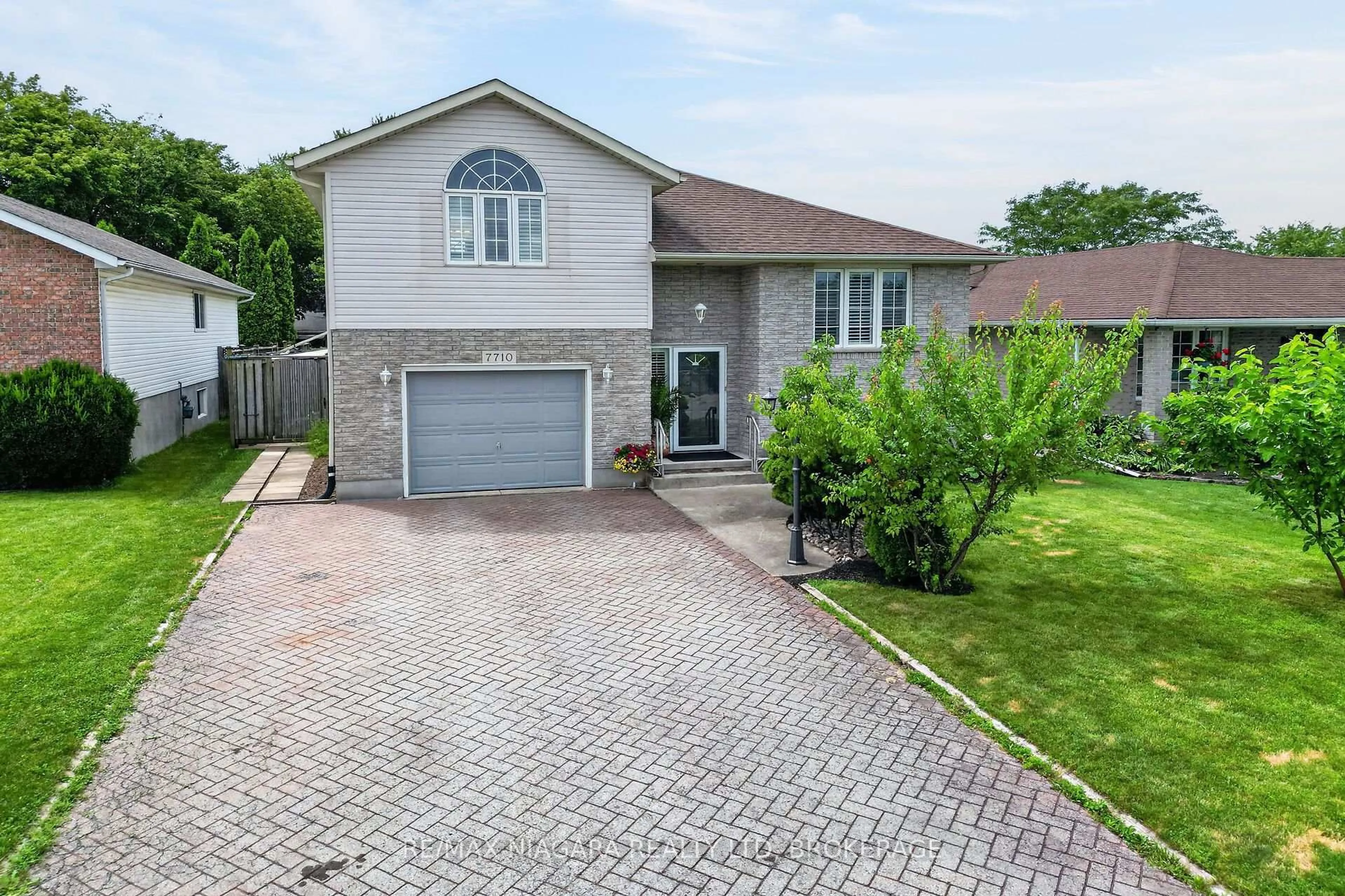 A pic from outside/outdoor area/front of a property/back of a property/a pic from drone, street for 7710 Vincent St, Niagara Falls Ontario L2H 3B8