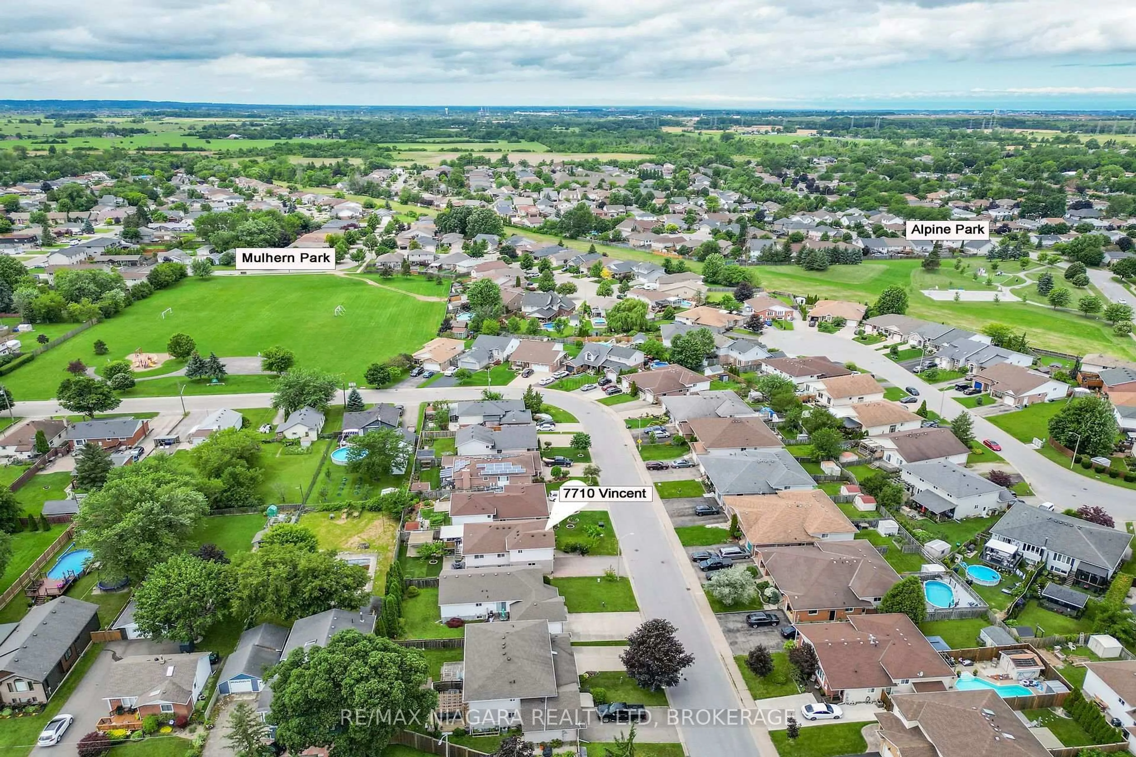 A pic from outside/outdoor area/front of a property/back of a property/a pic from drone, street for 7710 Vincent St, Niagara Falls Ontario L2H 3B8