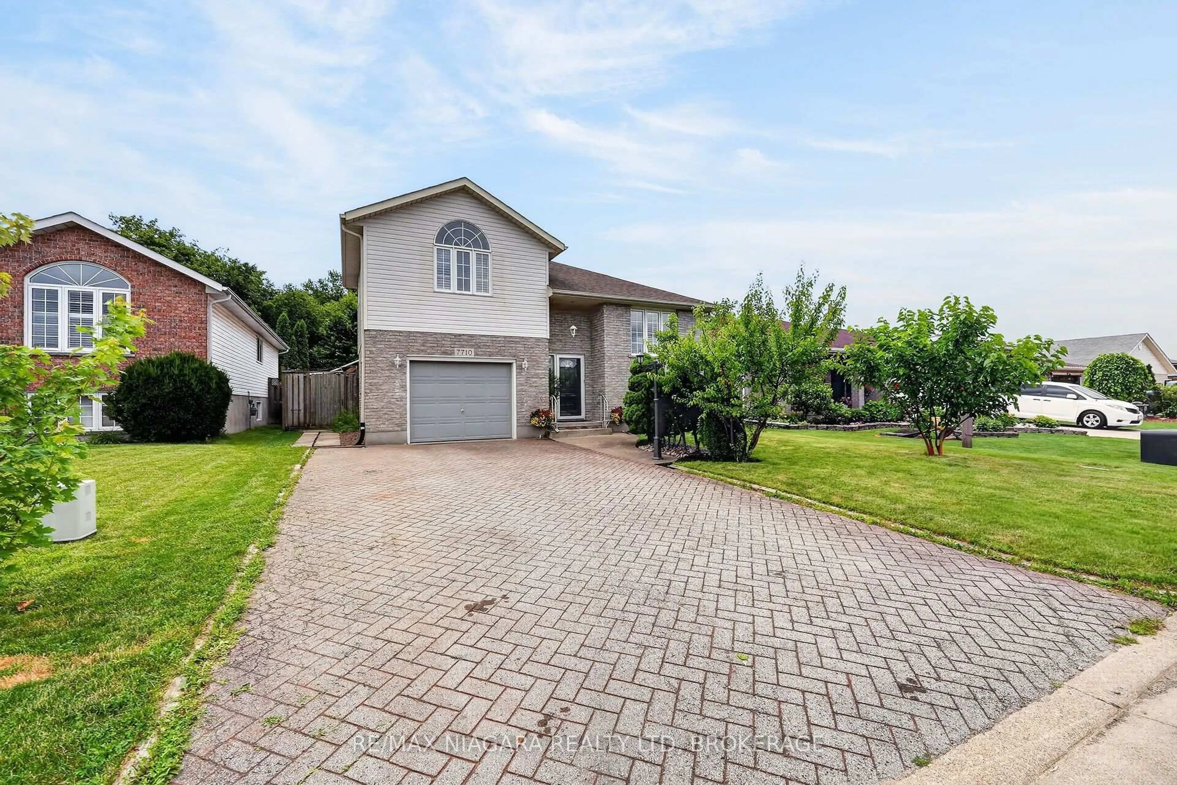 Home with brick exterior material, street for 7710 Vincent St, Niagara Falls Ontario L2H 3B8