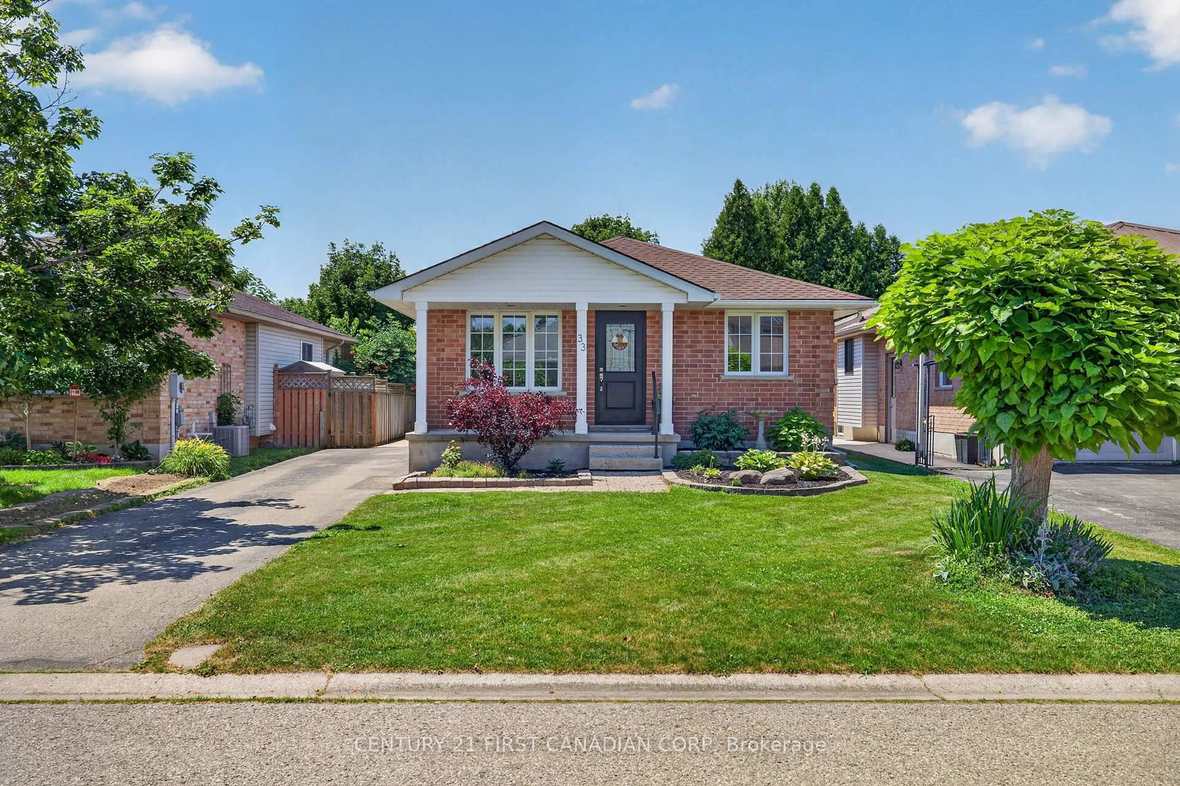 Home with brick exterior material, street for 33 Oldewood Cres, St. Thomas Ontario N5R 6B2