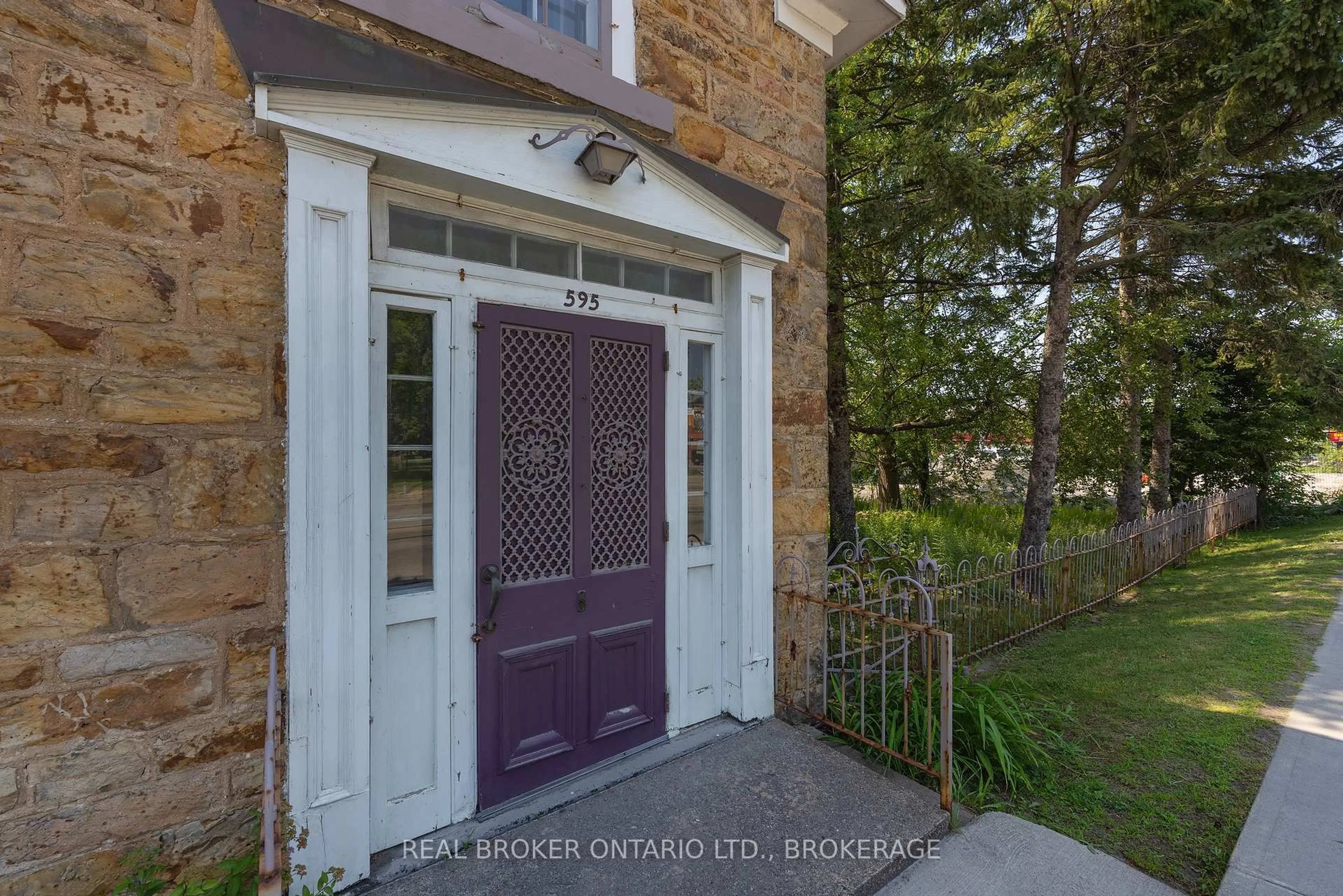 Indoor entryway for 595 King St, Gananoque Ontario K7G 1H1