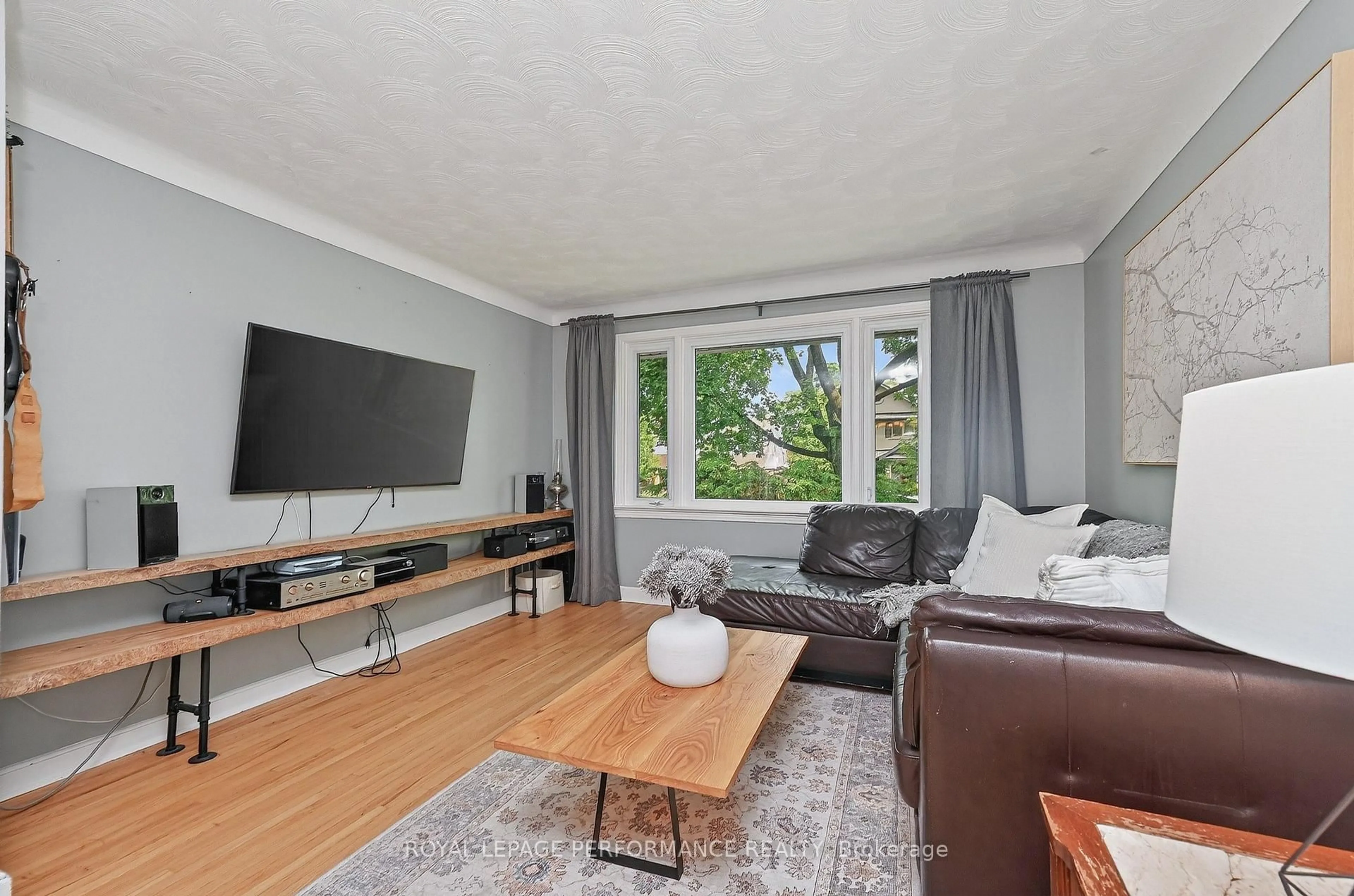 Living room with furniture, wood/laminate floor for 140 Begonia Ave, Ottawa Ontario K1H 6E4