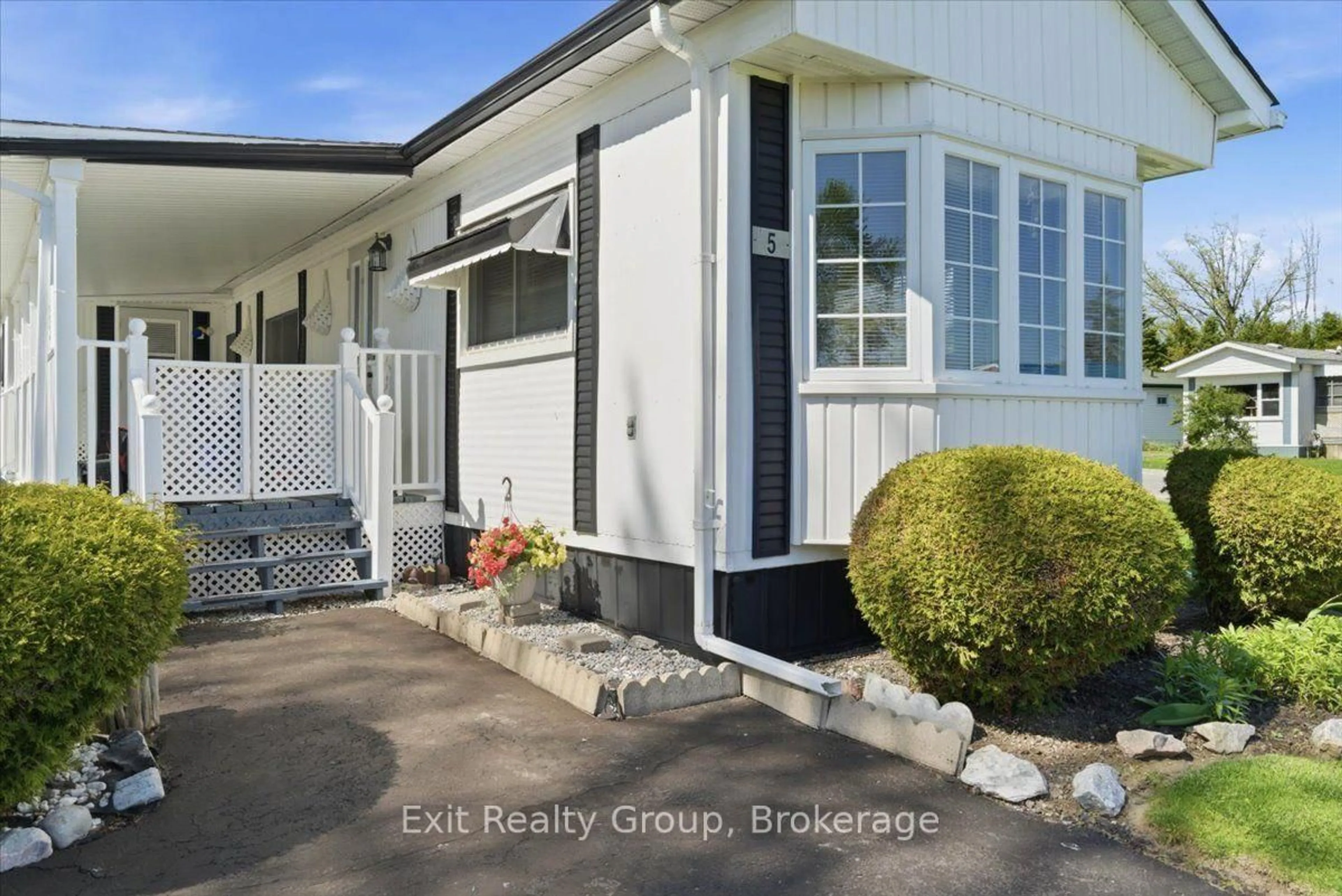Indoor entryway for 5 Chapel Blvd, Quinte West Ontario K8N 4Z3