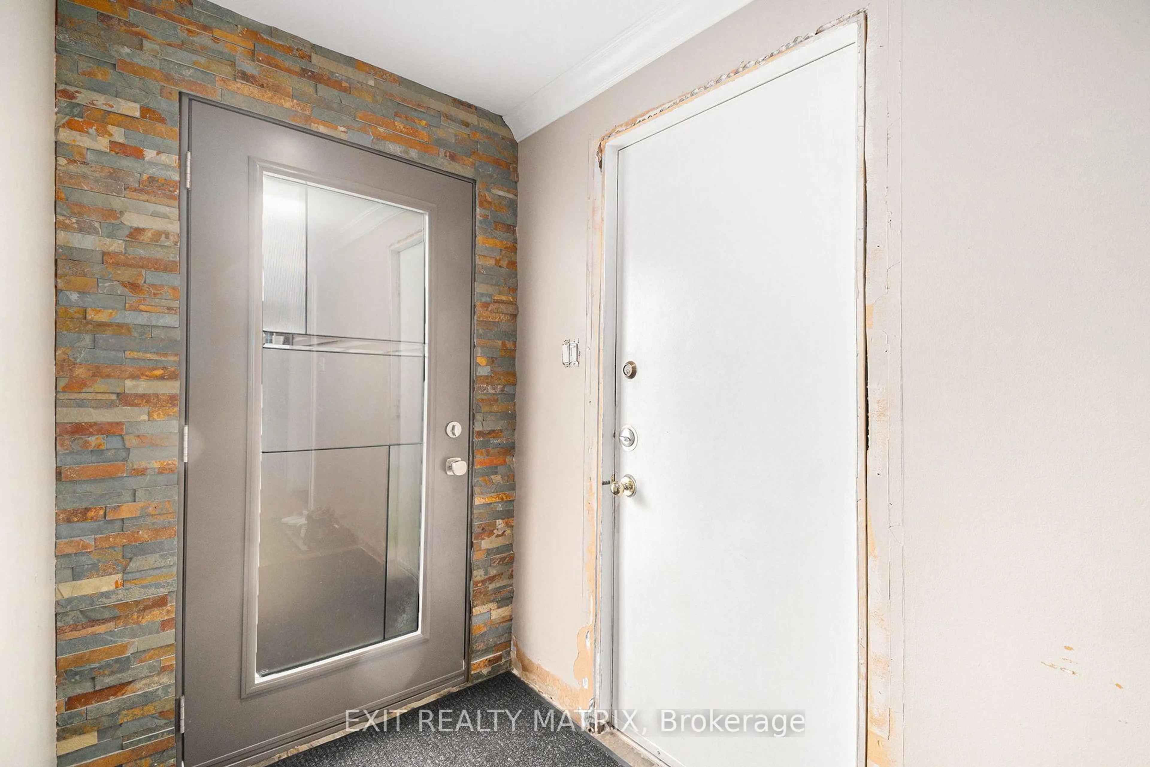 Indoor entryway for 489 Rougemount Cres, Orleans Ontario K4A 2Z7