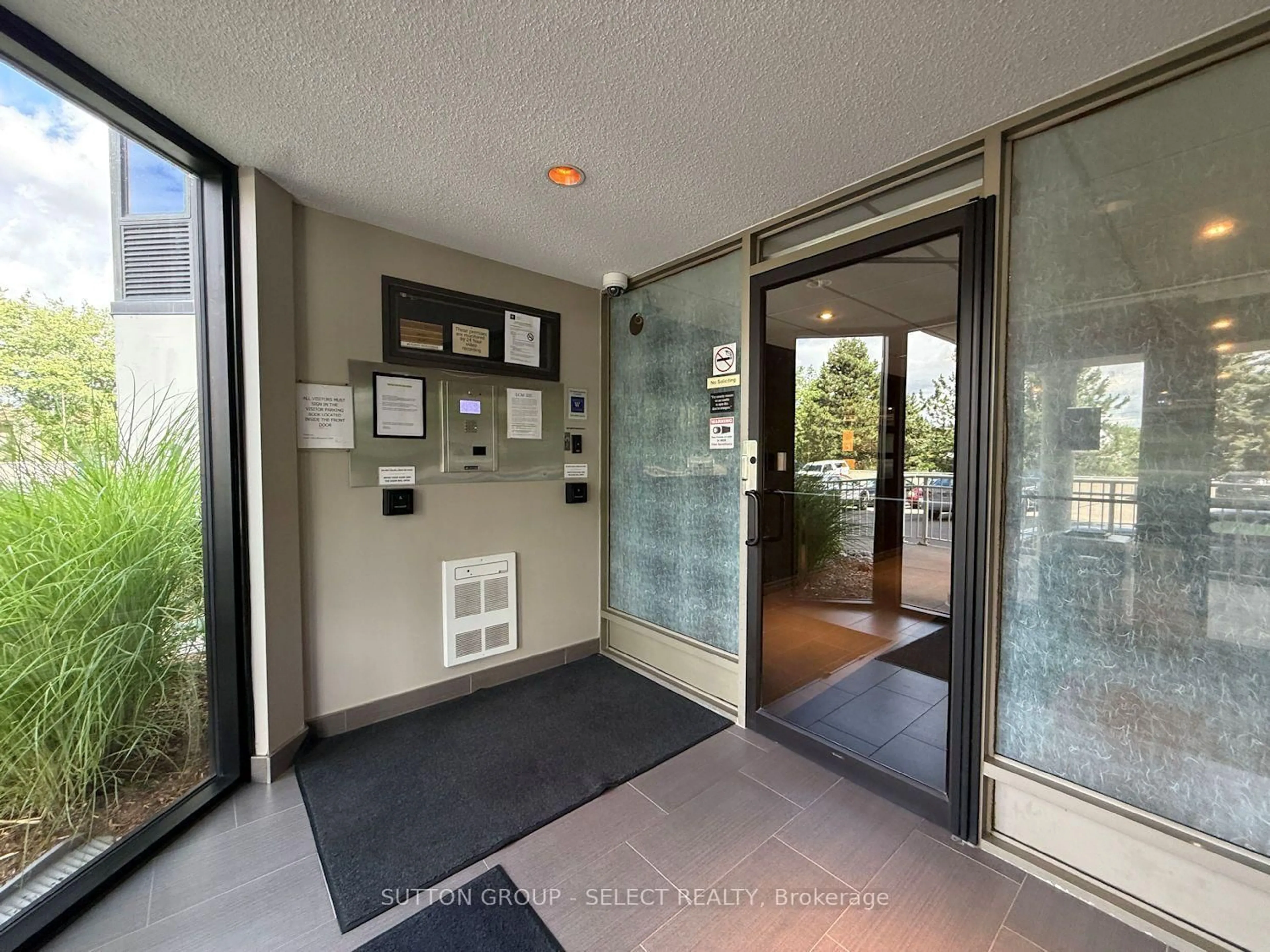 Indoor foyer for 35 Green Valley Dr #609, Kitchener Ontario N2P 2A5