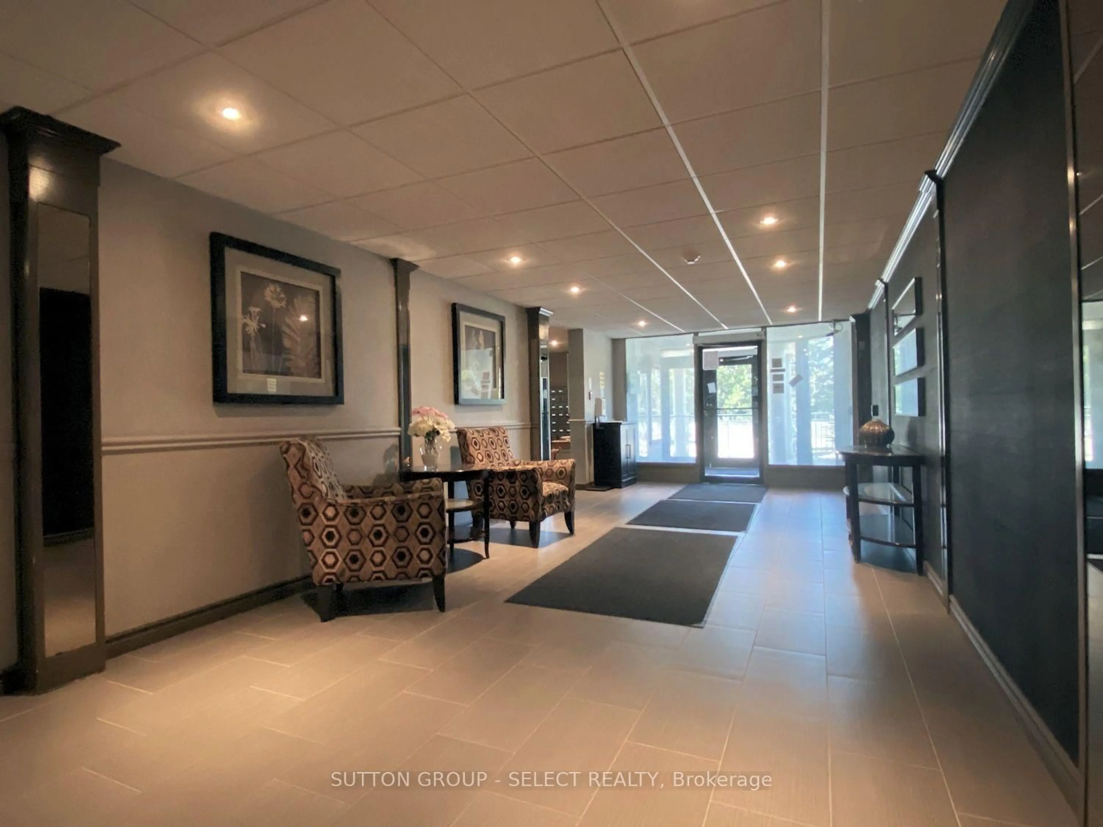 Indoor foyer for 35 Green Valley Dr #609, Kitchener Ontario N2P 2A5