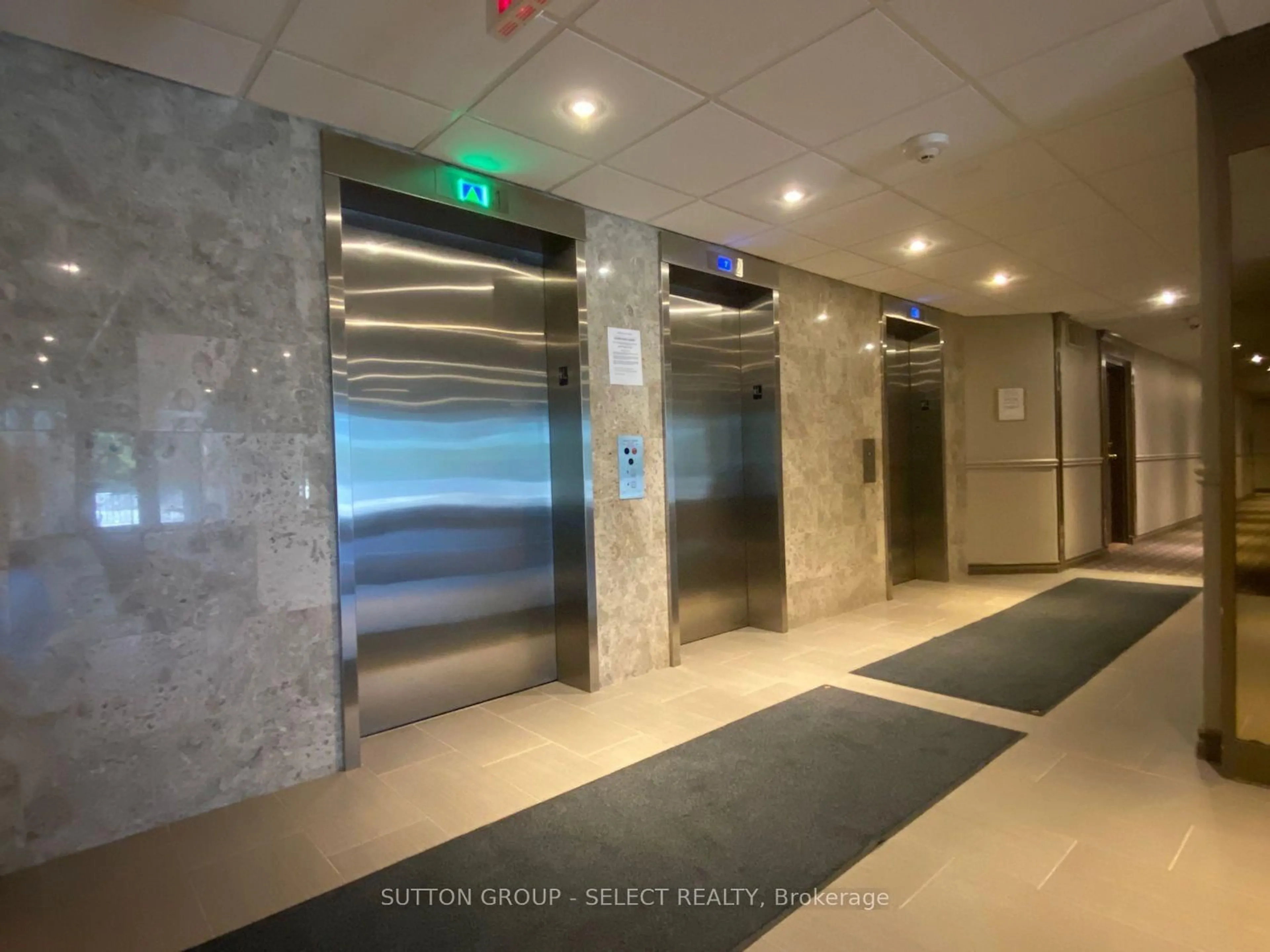 Indoor foyer for 35 Green Valley Dr #609, Kitchener Ontario N2P 2A5