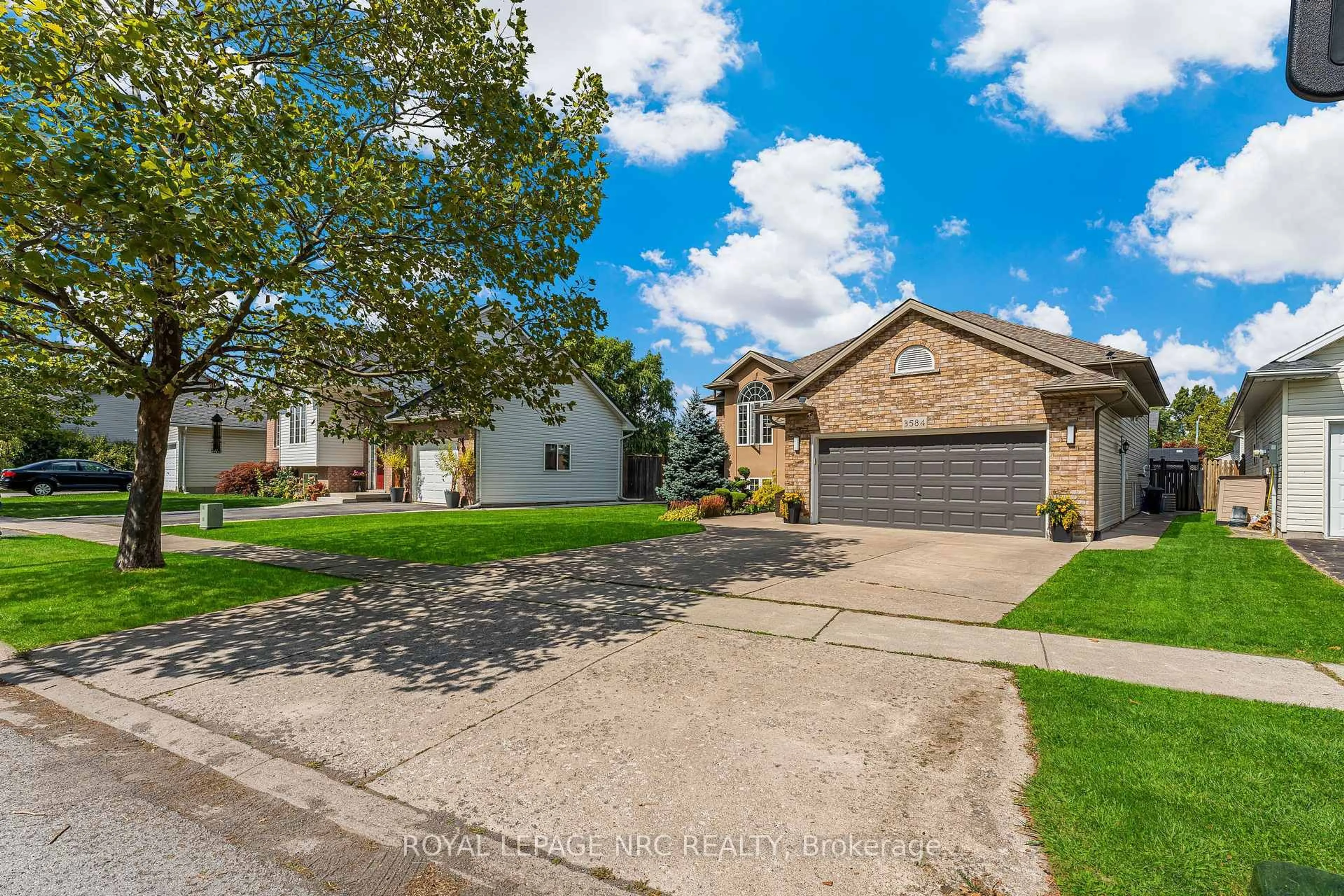 A pic from outside/outdoor area/front of a property/back of a property/a pic from drone, street for 3584 CARVER St, Fort Erie Ontario L0S 1S0