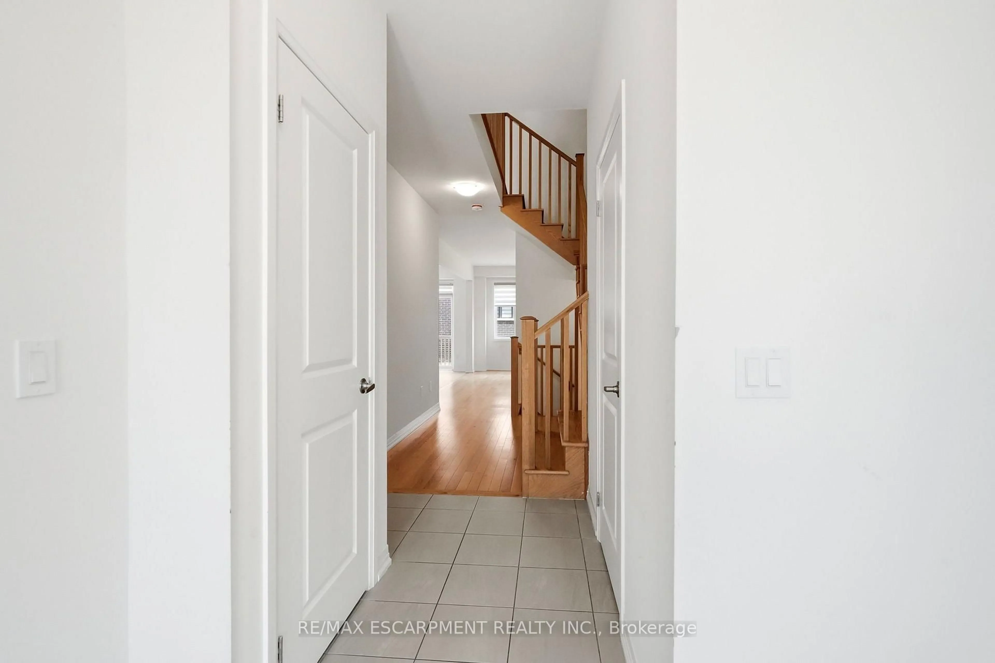 Indoor entryway for 254 Rosebury Way, Hamilton Ontario L0R 1W0