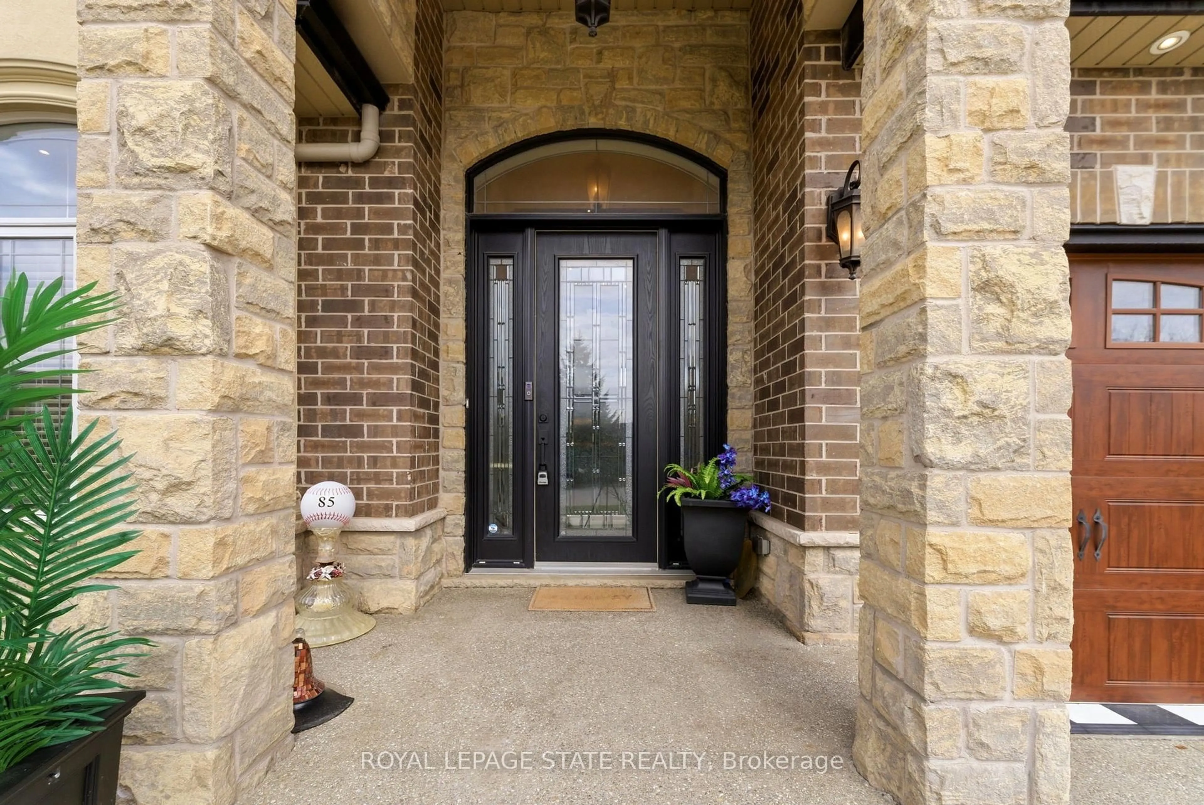 Indoor entryway for 85 Hillcroft Dr, Hamilton Ontario L9J 3W9