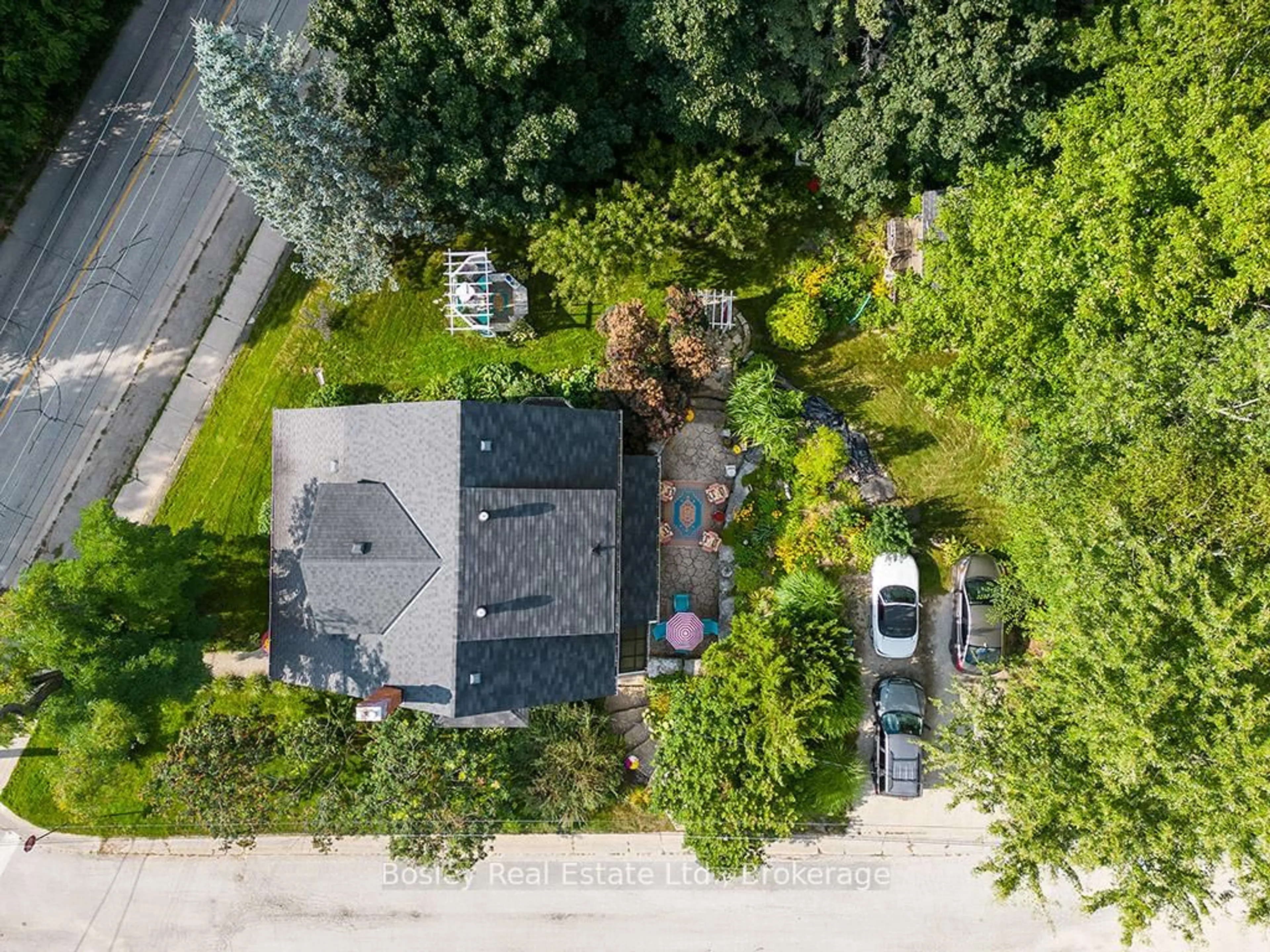 A pic from outside/outdoor area/front of a property/back of a property/a pic from drone, street for 103 Brook St, Blue Mountains Ontario N0H 1J0