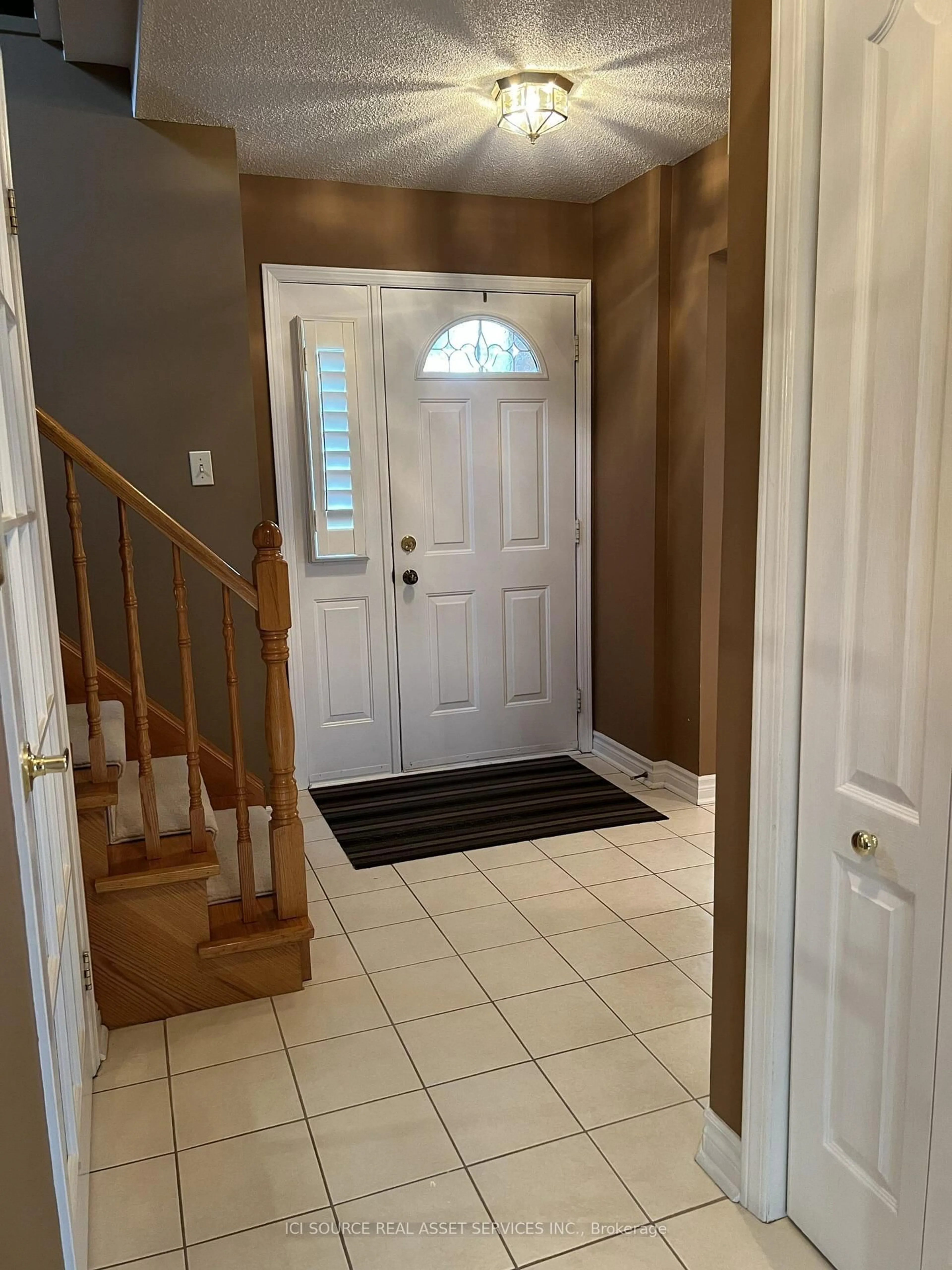 Indoor entryway for 83 Boulding Ave, Hamilton Ontario L0R 2H3