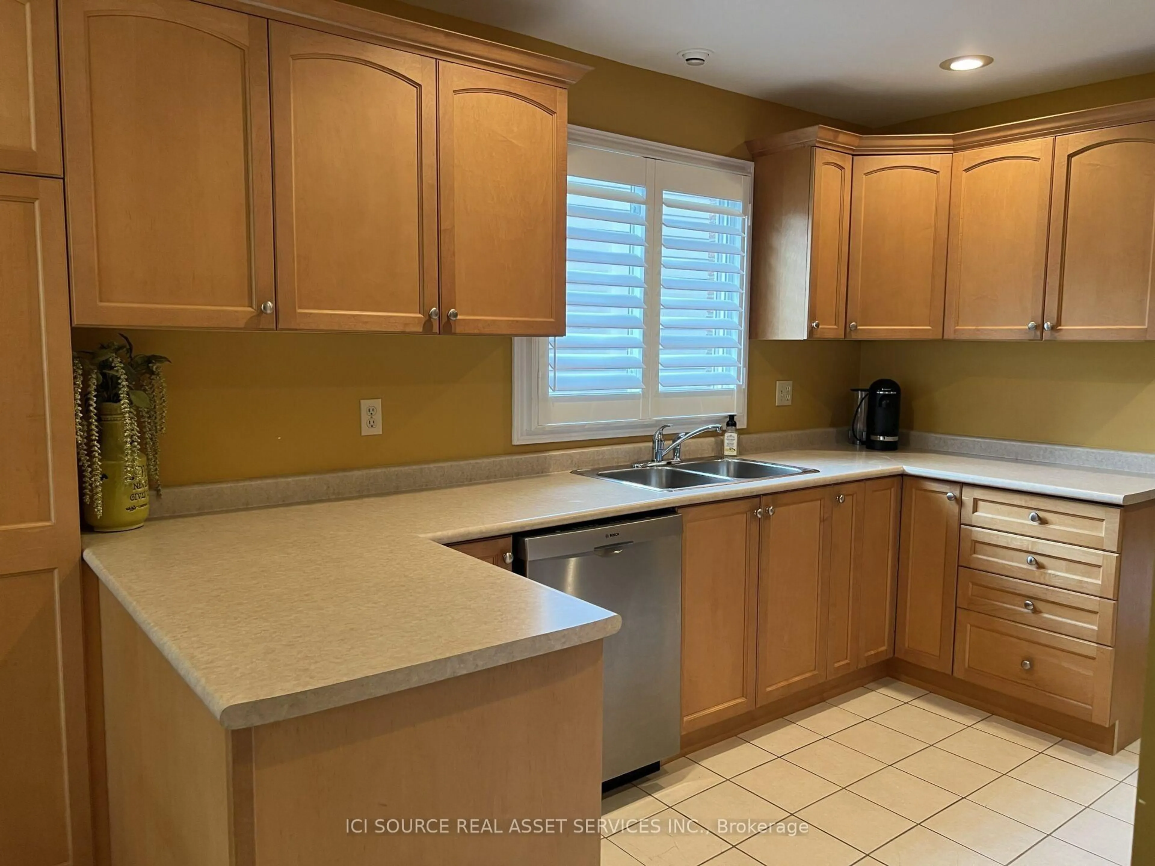 Standard kitchen, ceramic/tile floor for 83 Boulding Ave, Hamilton Ontario L0R 2H3
