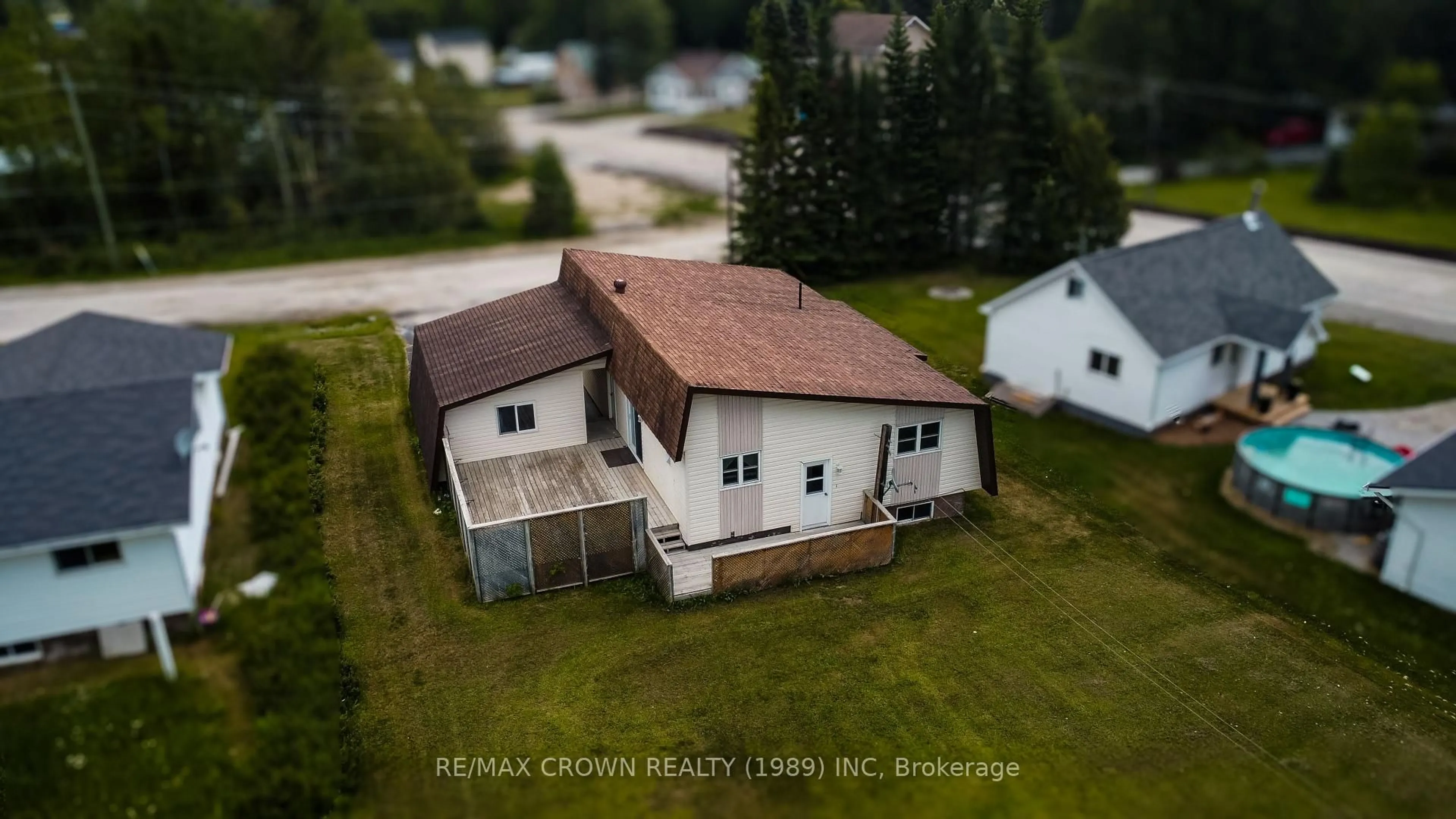 A pic from outside/outdoor area/front of a property/back of a property/a pic from drone, building for 82 Neesomadina Ave, Hornepayne Ontario P0M 1Z0