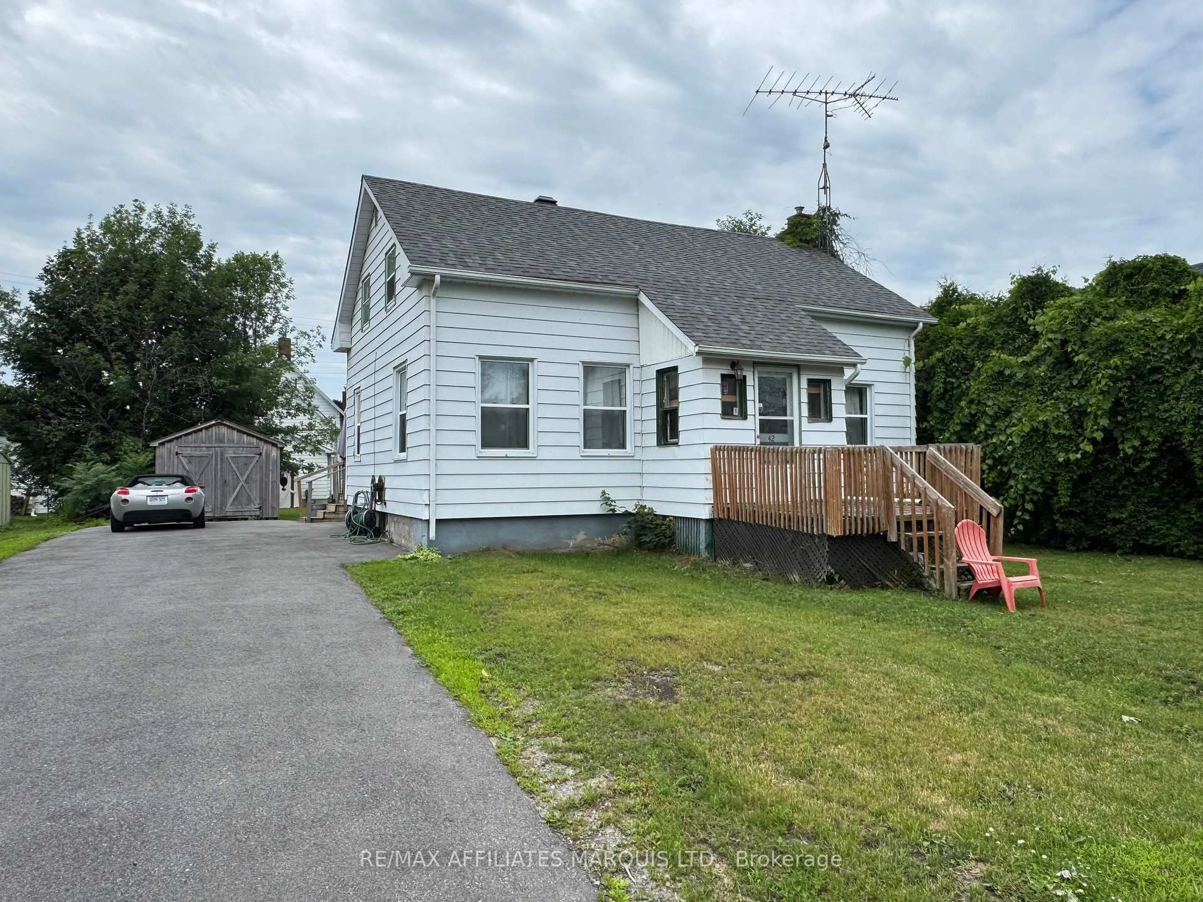 A pic from outside/outdoor area/front of a property/back of a property/a pic from drone, street for 42 Laurier Dr, South Dundas Ontario K0C 1X0