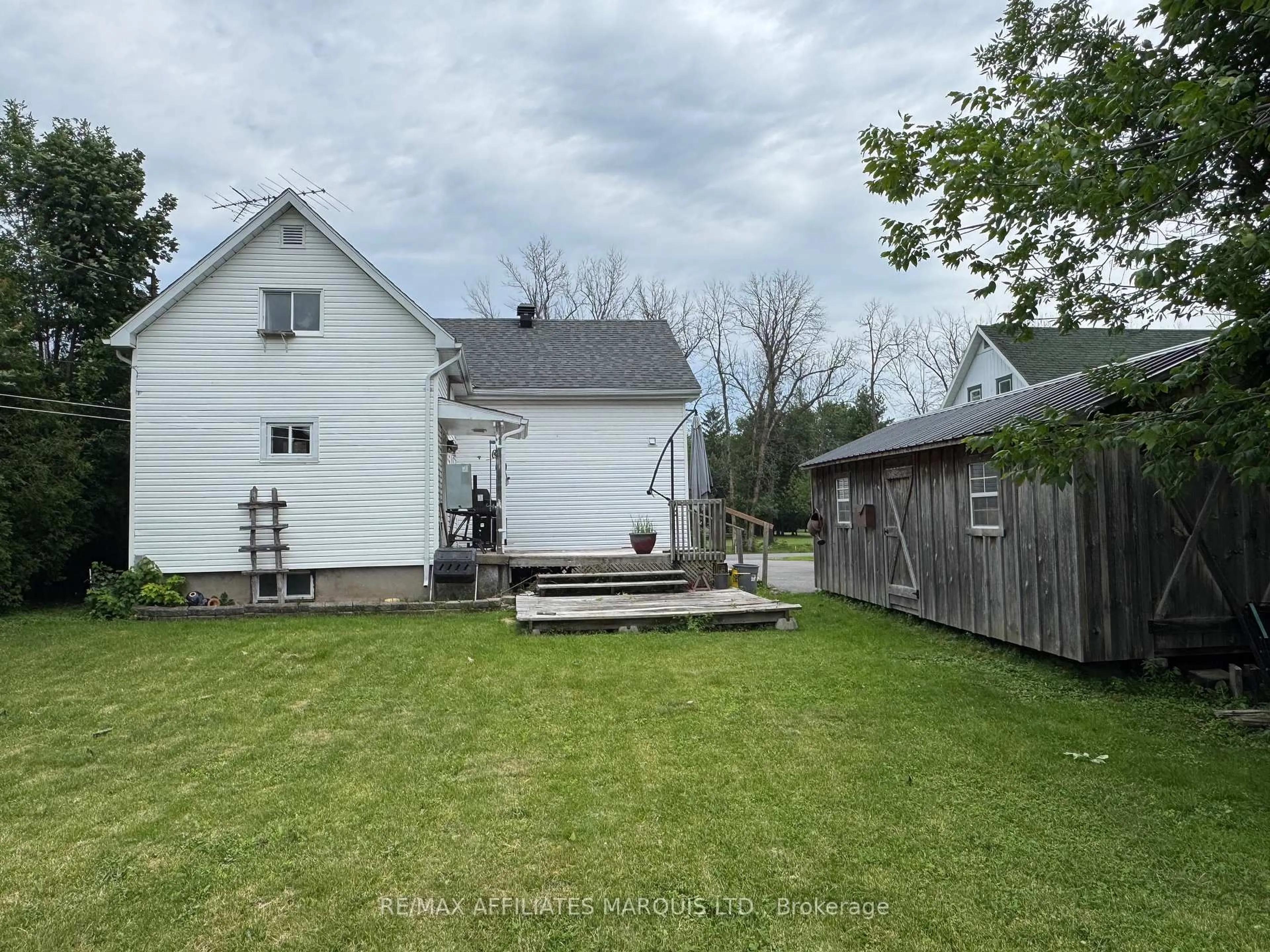 A pic from outside/outdoor area/front of a property/back of a property/a pic from drone, unknown for 42 Laurier Dr, South Dundas Ontario K0C 1X0