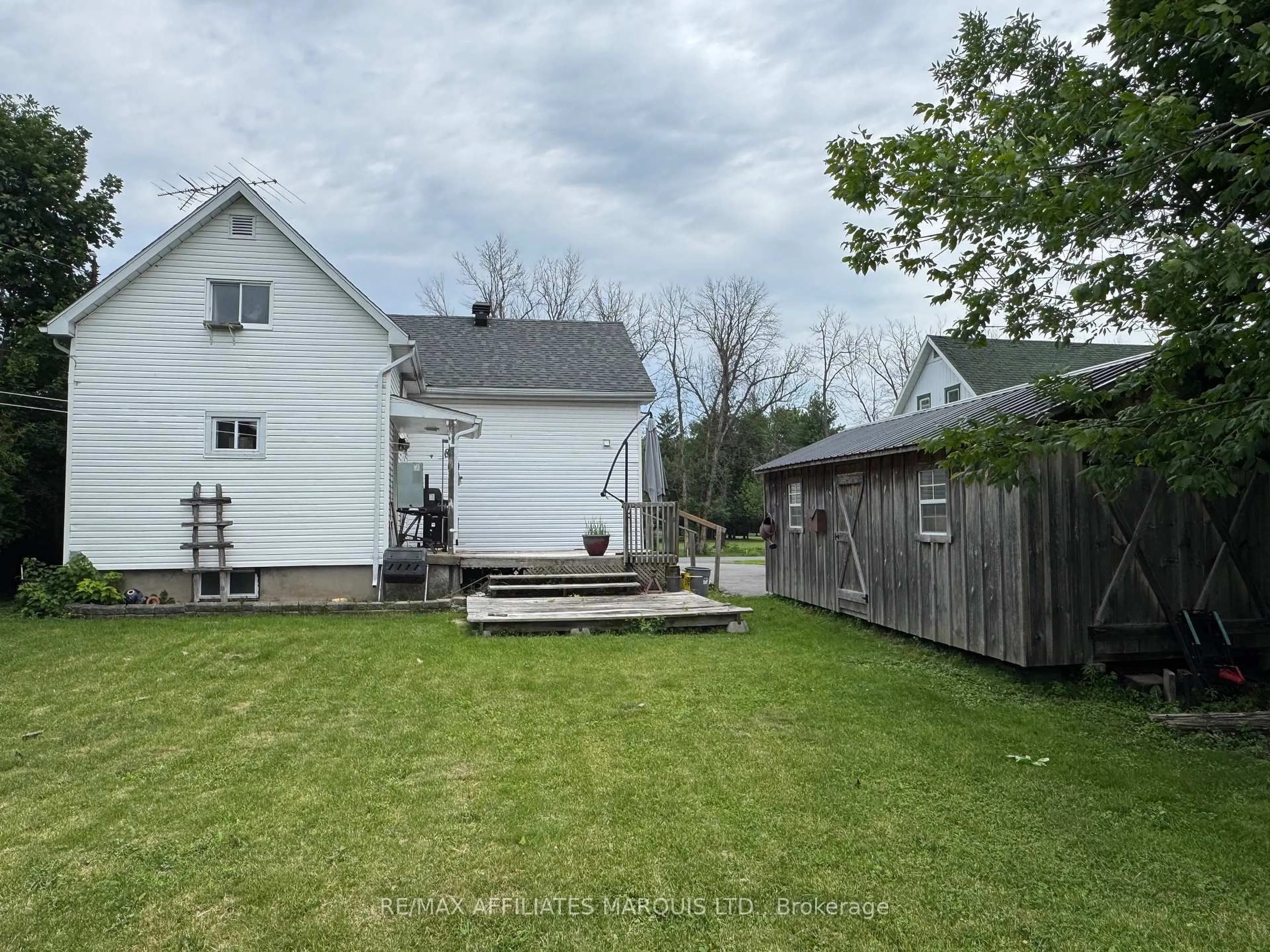 A pic from outside/outdoor area/front of a property/back of a property/a pic from drone, unknown for 42 Laurier Dr, South Dundas Ontario K0C 1X0