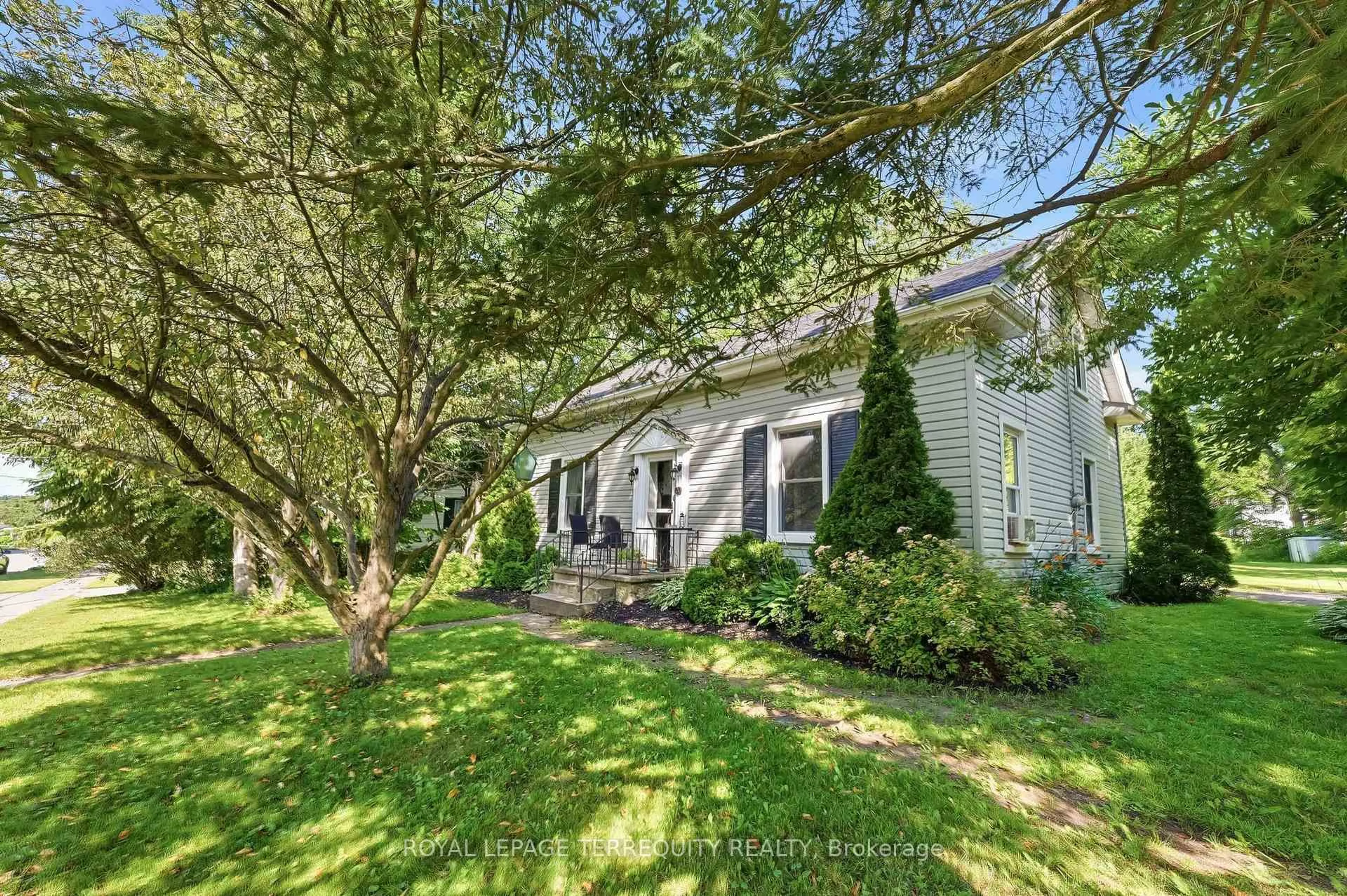 A pic from outside/outdoor area/front of a property/back of a property/a pic from drone, street for 20 King St, Cramahe Ontario K0K 1S0