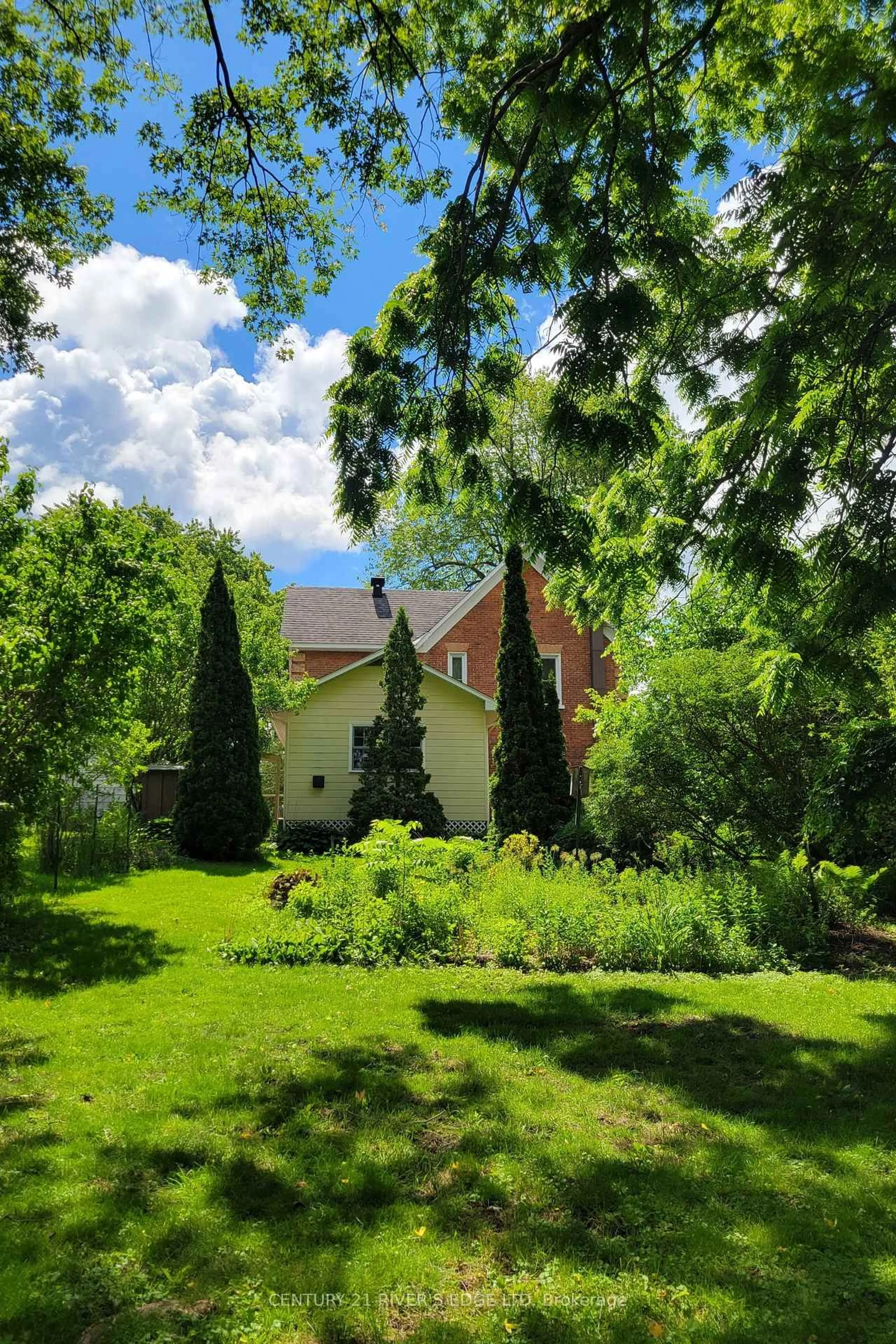A pic from outside/outdoor area/front of a property/back of a property/a pic from drone, street for 158 Pearl St, Brockville Ontario K6V 4C6