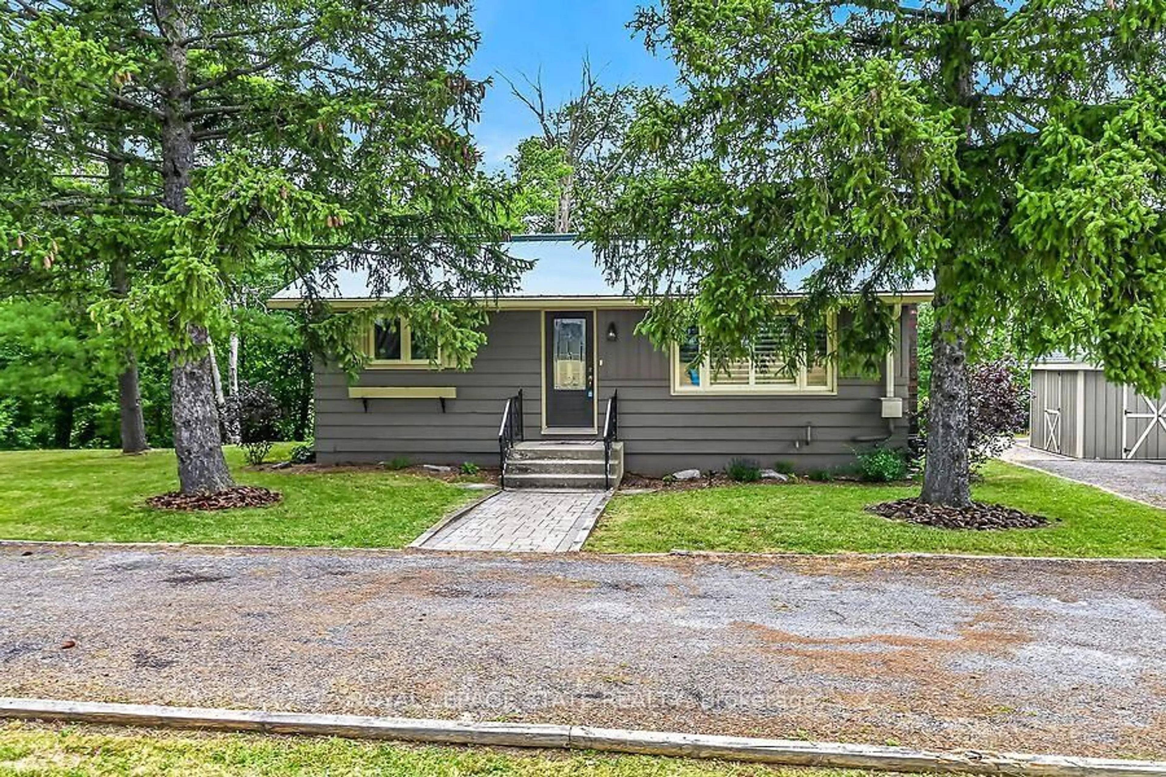 Home with vinyl exterior material, street for 2856 South Grimsby Rd 8, Grimsby Ontario L0R 2A0