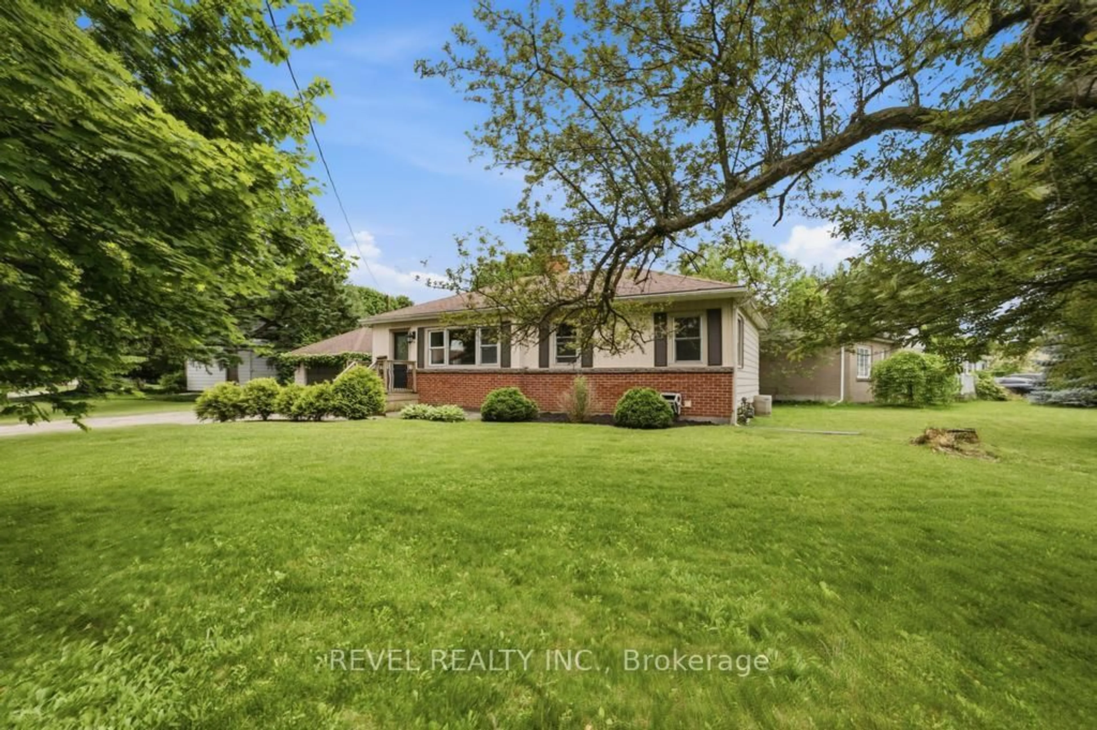 A pic from outside/outdoor area/front of a property/back of a property/a pic from drone, street for 16 Carrington Crt, Hamilton Ontario L9A 4N6