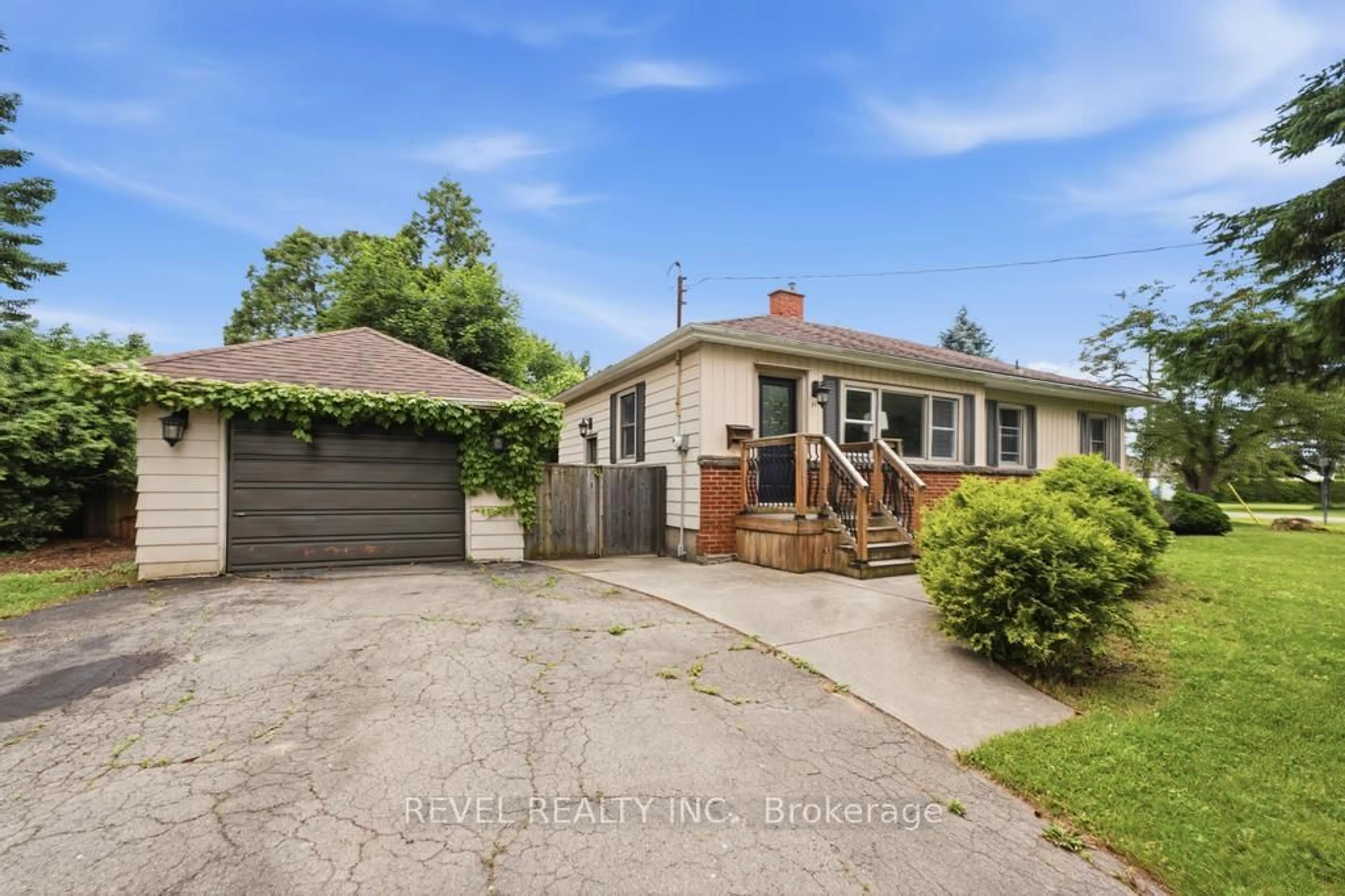 A pic from outside/outdoor area/front of a property/back of a property/a pic from drone, street for 16 Carrington Crt, Hamilton Ontario L9A 4N6
