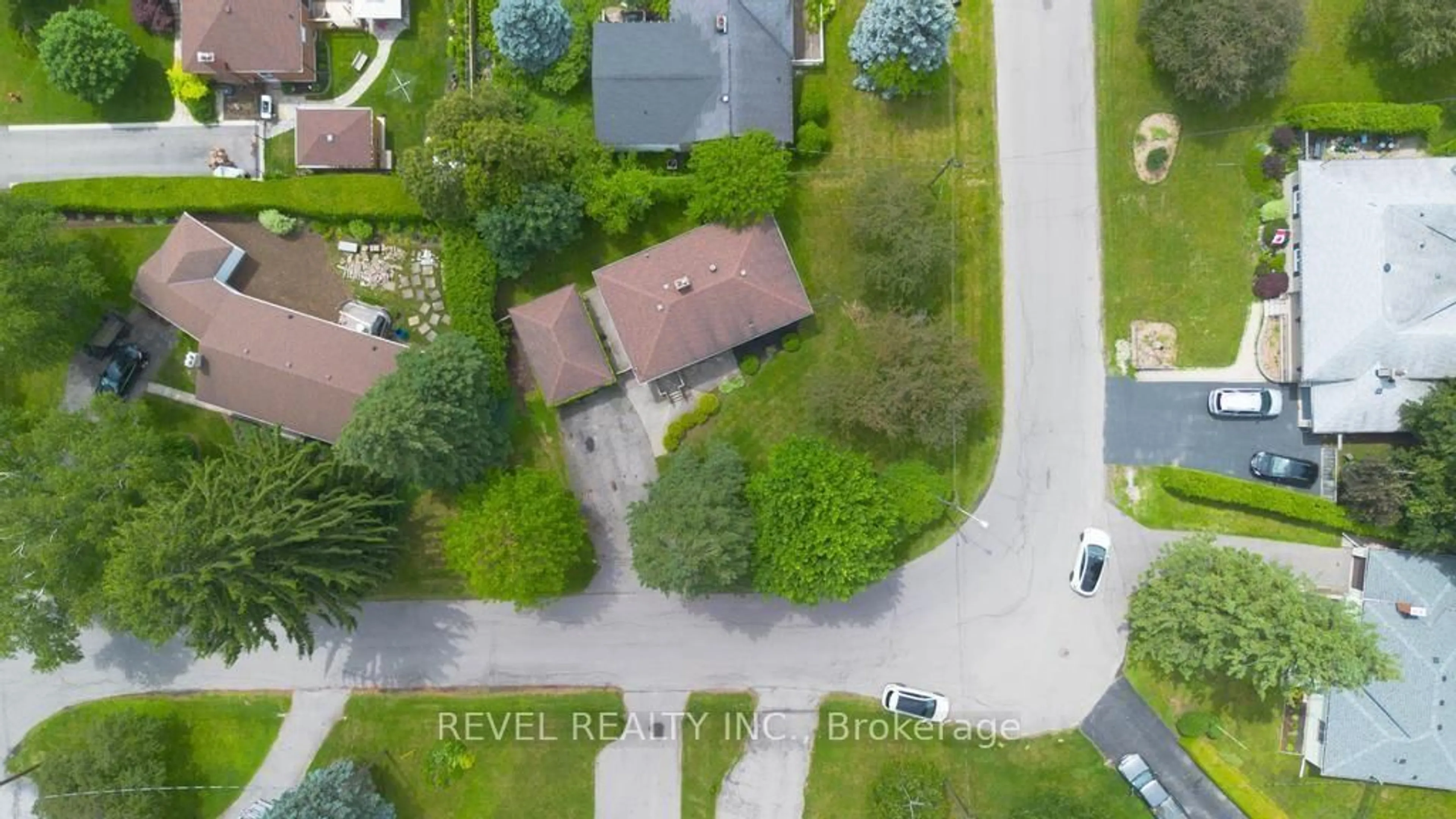A pic from outside/outdoor area/front of a property/back of a property/a pic from drone, street for 16 Carrington Crt, Hamilton Ontario L9A 4N6