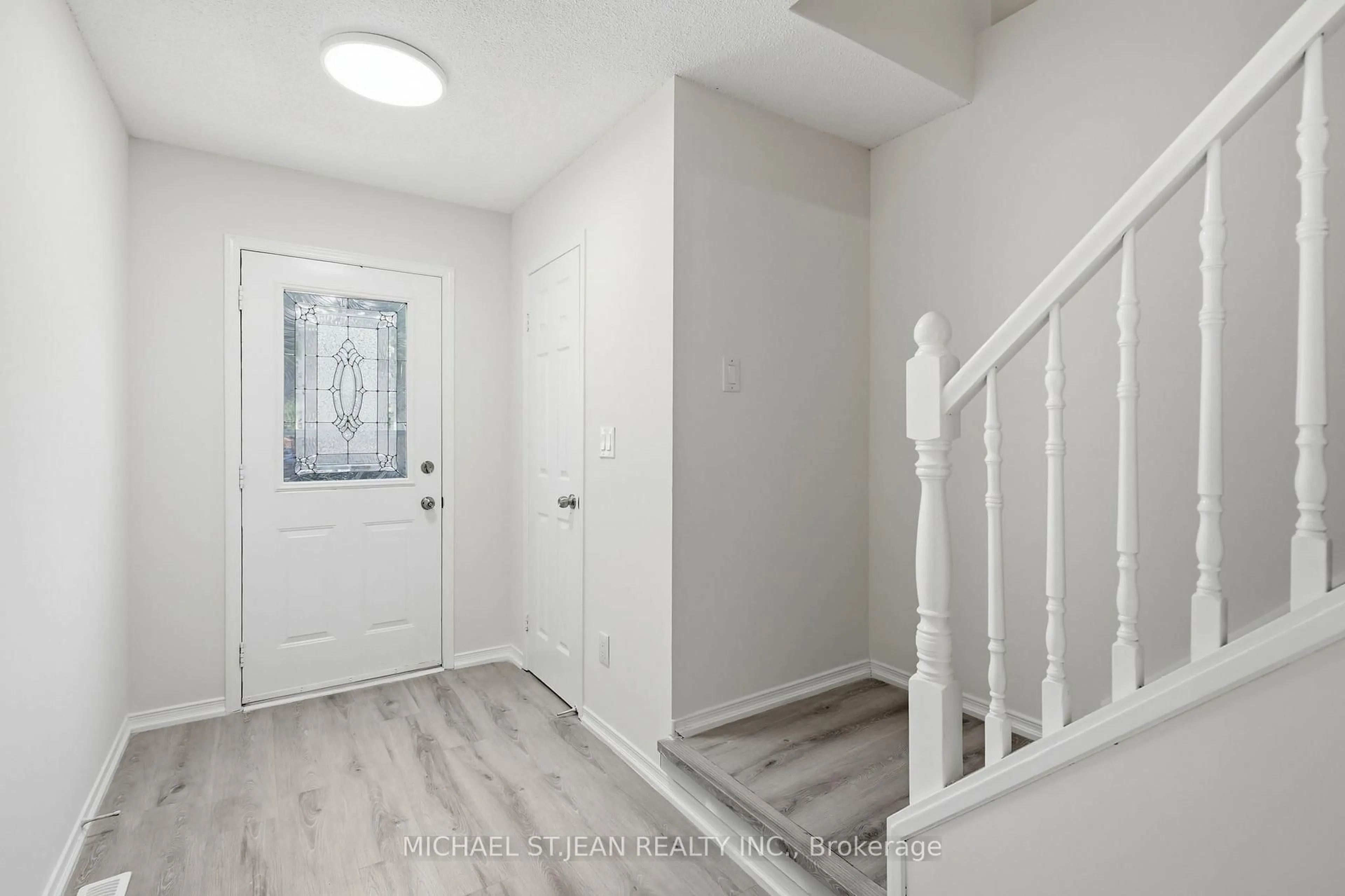 Indoor entryway for 2 Royalwood Crt #51, Hamilton Ontario L8E 4Z1