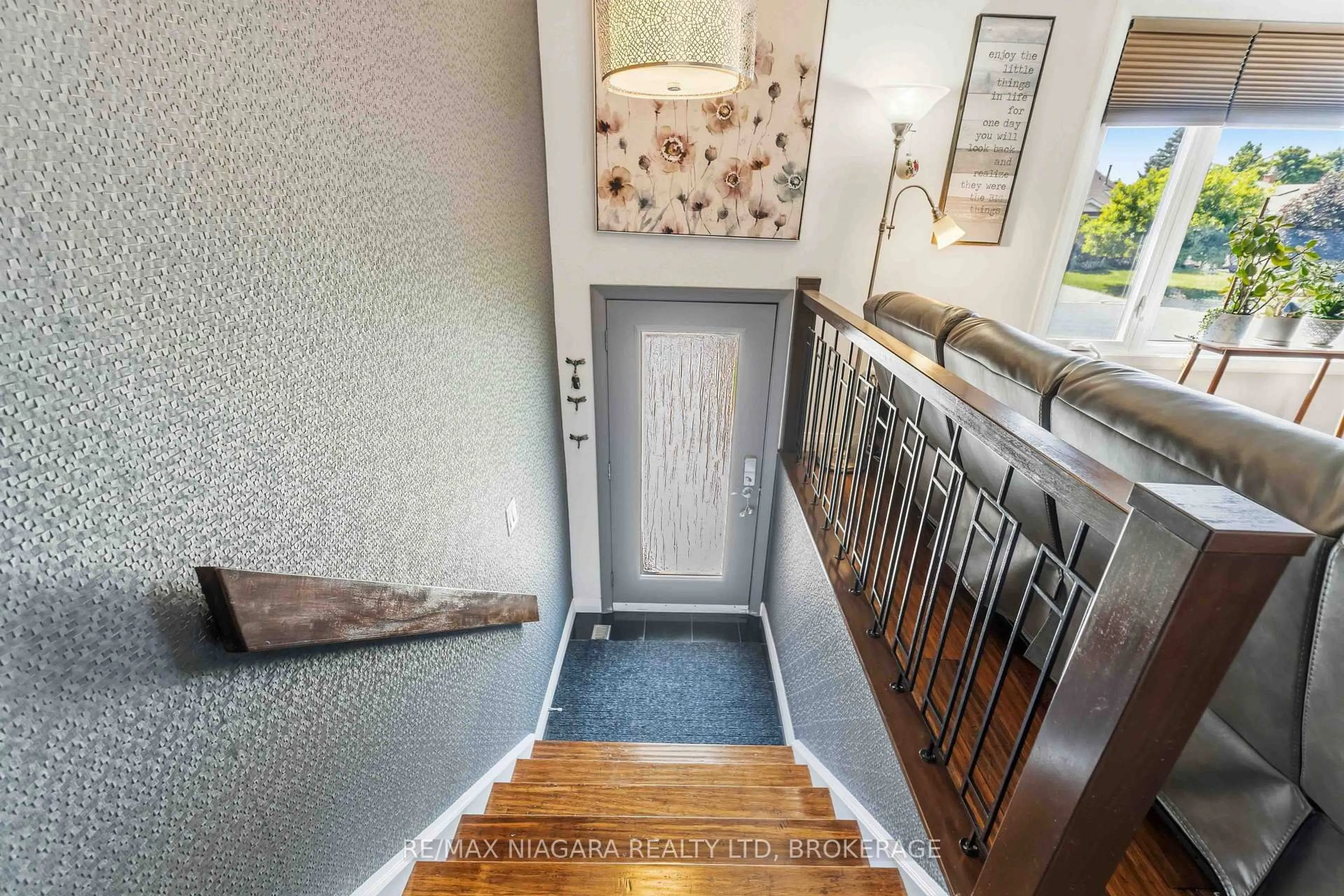 Indoor entryway for 6200 Sherri Ave, Niagara Falls Ontario L2H 2W7