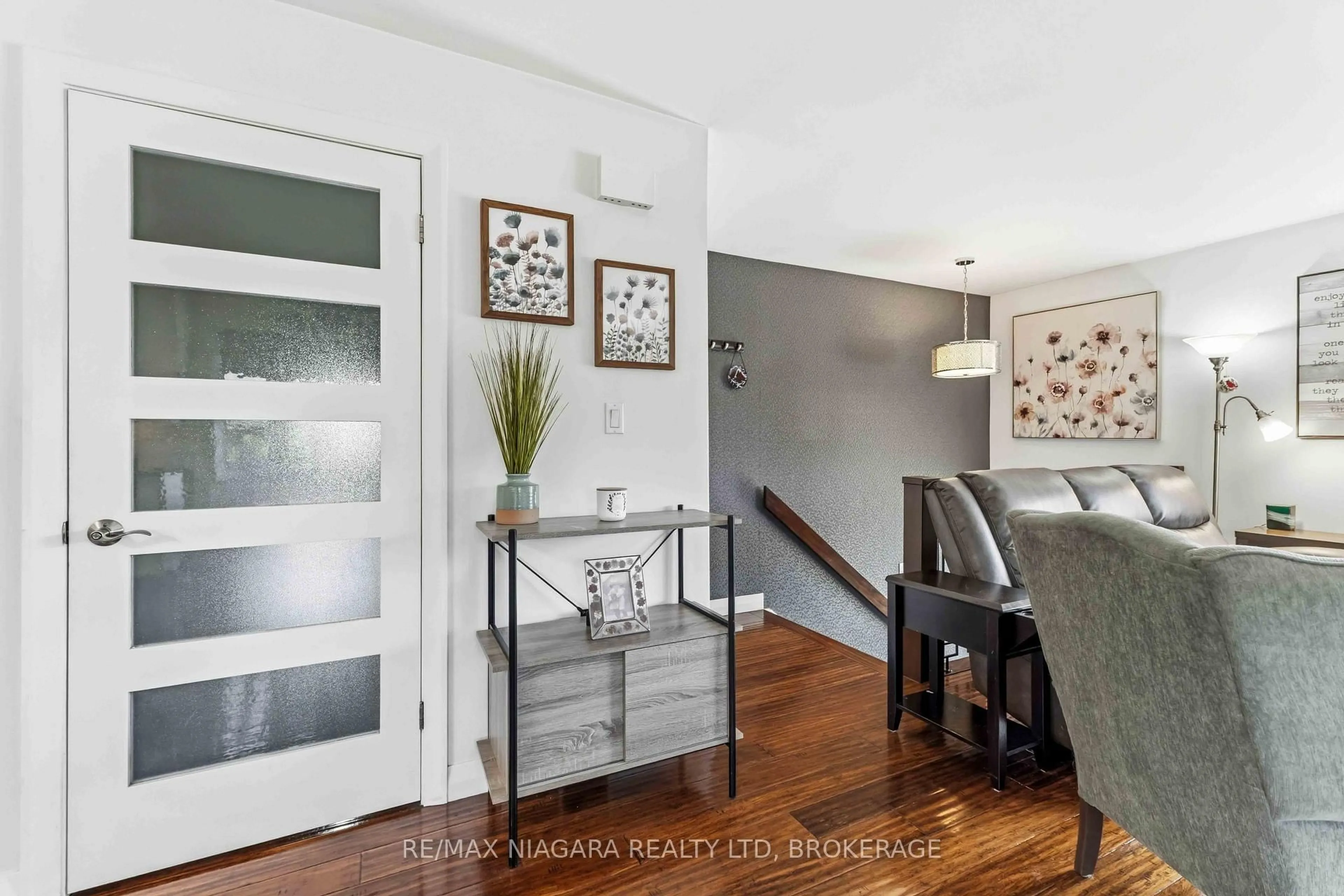 Indoor entryway for 6200 Sherri Ave, Niagara Falls Ontario L2H 2W7