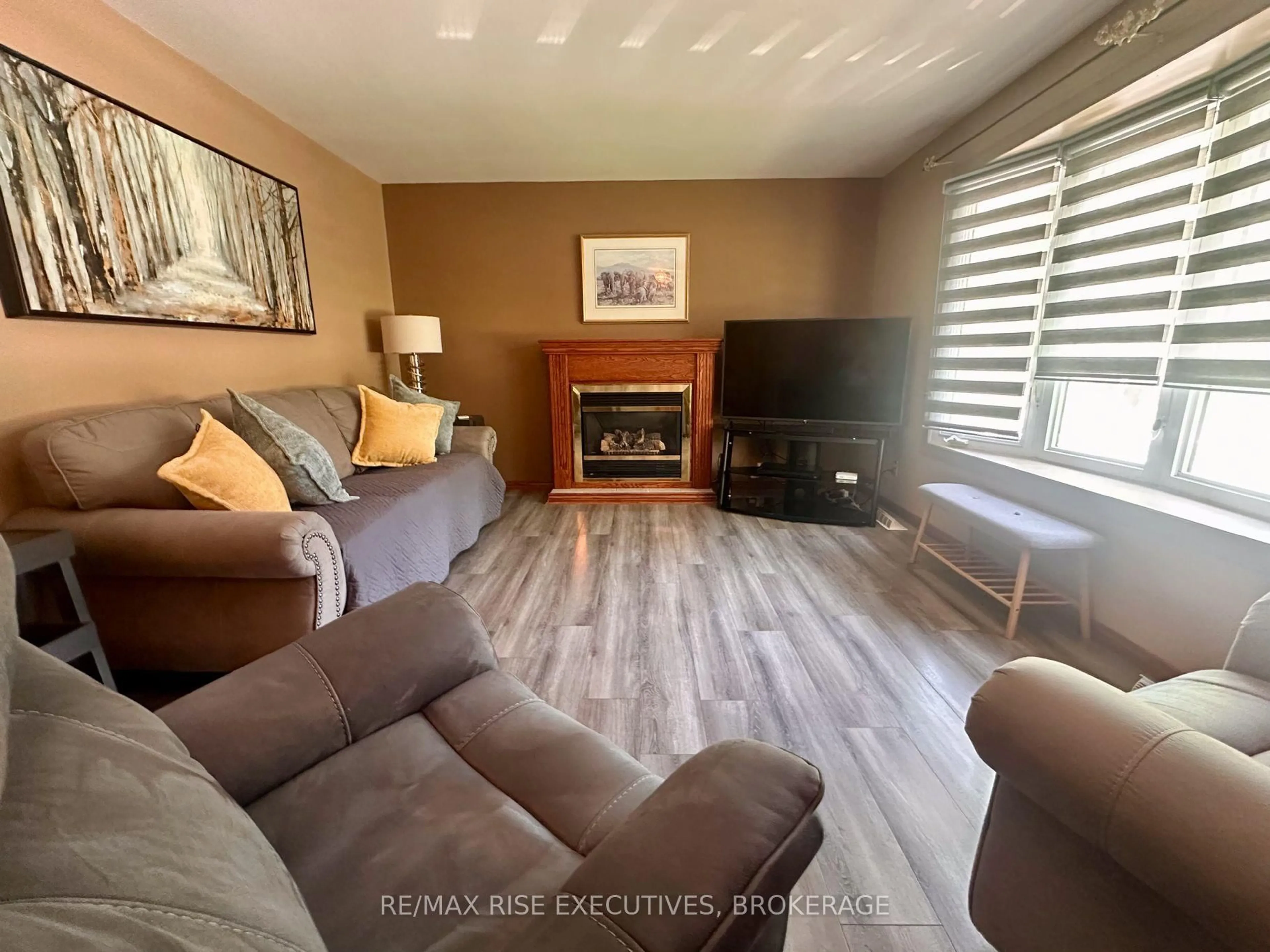 Living room with furniture, wood/laminate floor for 214 Amherst Dr, Loyalist Ontario K7N 1T4