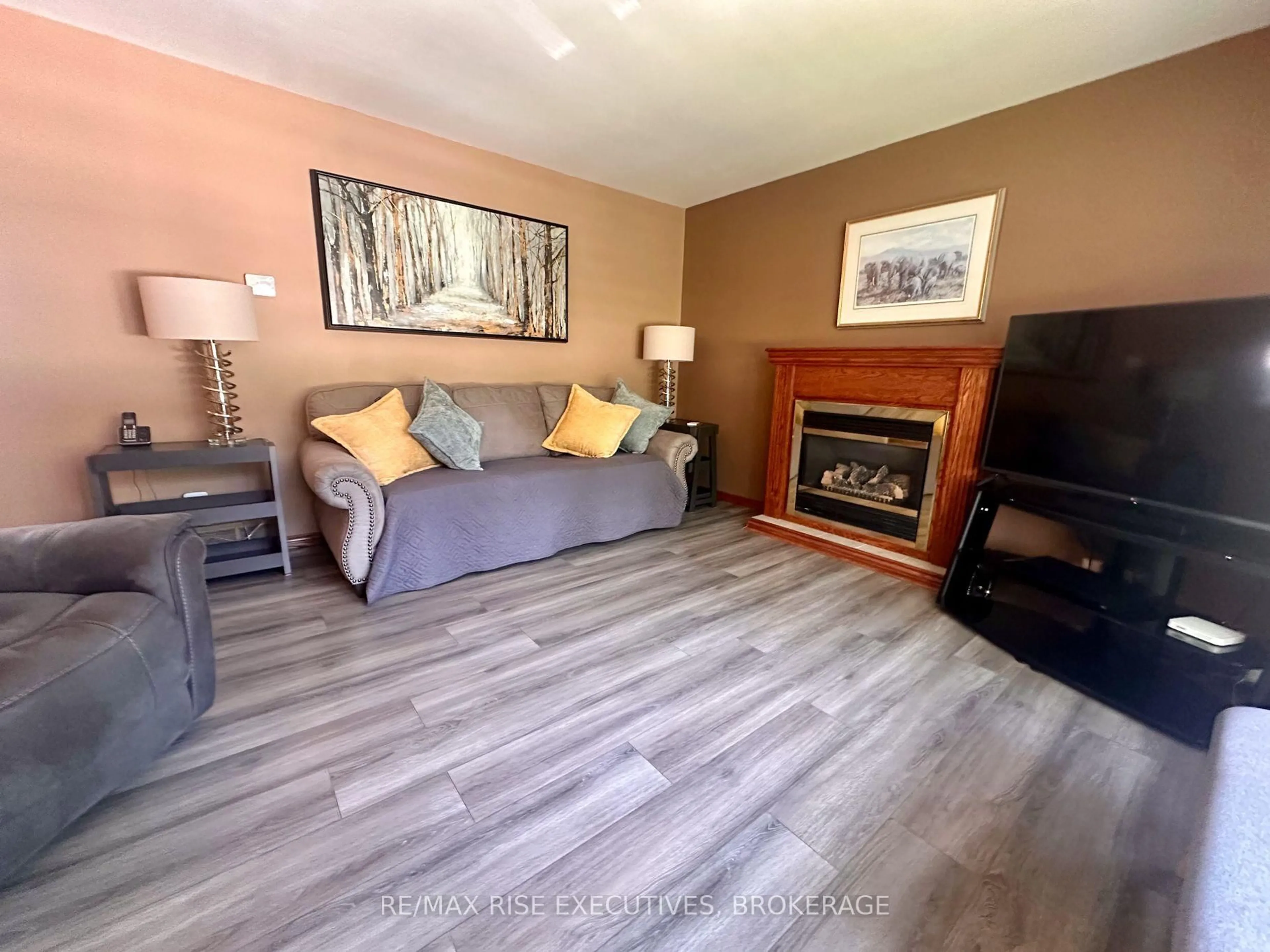 Living room with furniture, wood/laminate floor for 214 Amherst Dr, Loyalist Ontario K7N 1T4